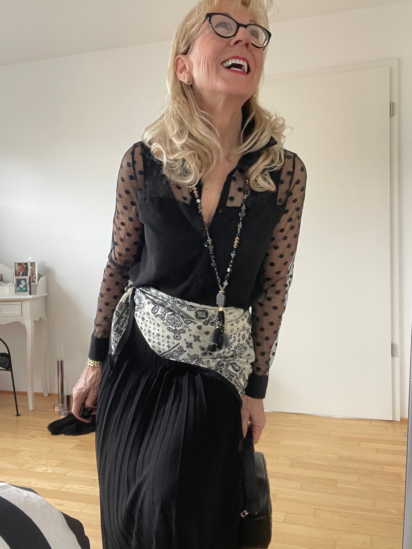 Bluse NEW STYLE black €79,90;.. mit ein ganz klein wenig Sexappeal