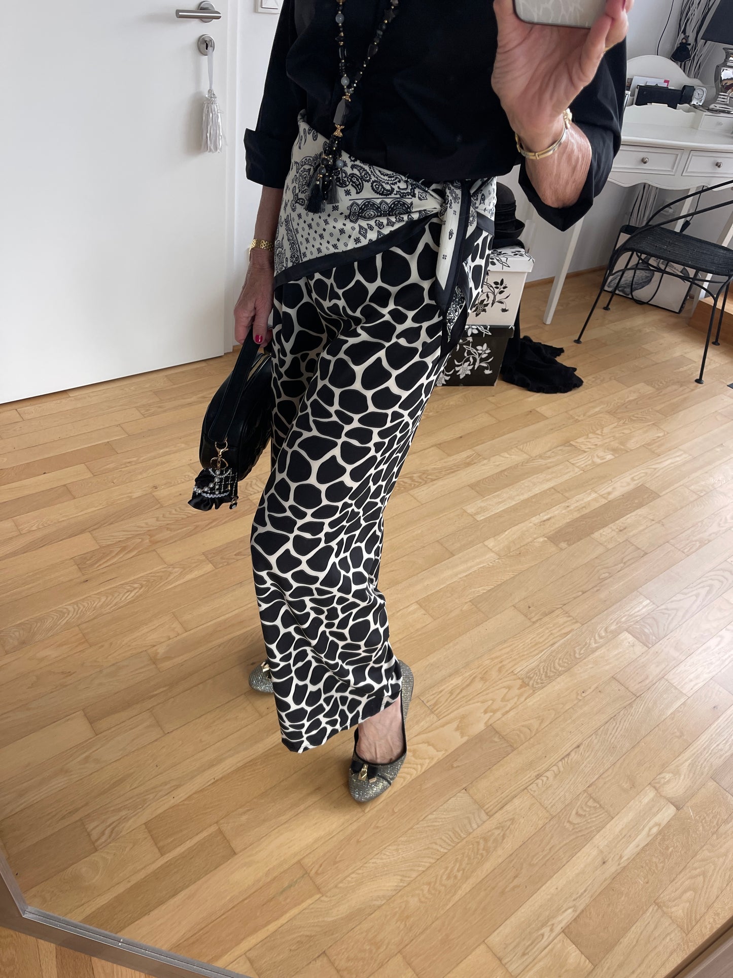 Hose CARLO €79,90; lässig, schick und so unkompliziert