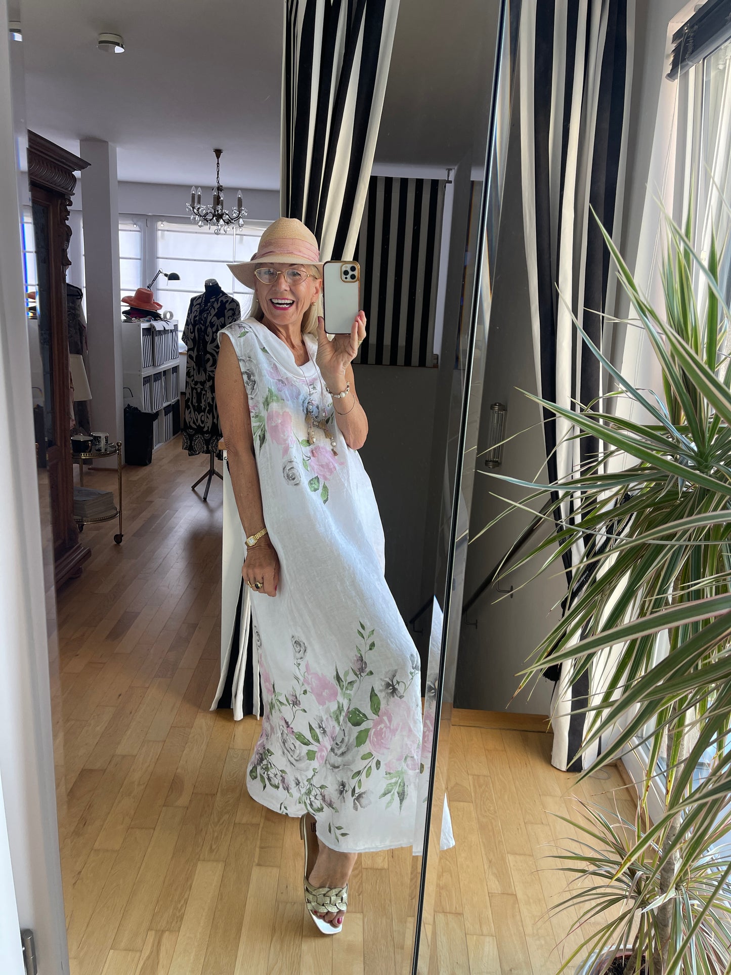 Kleid CARLOTTA white €79,90 statt €109,90; Kleider machen Leute!!… Modell CARLOTTA hält Wort!!