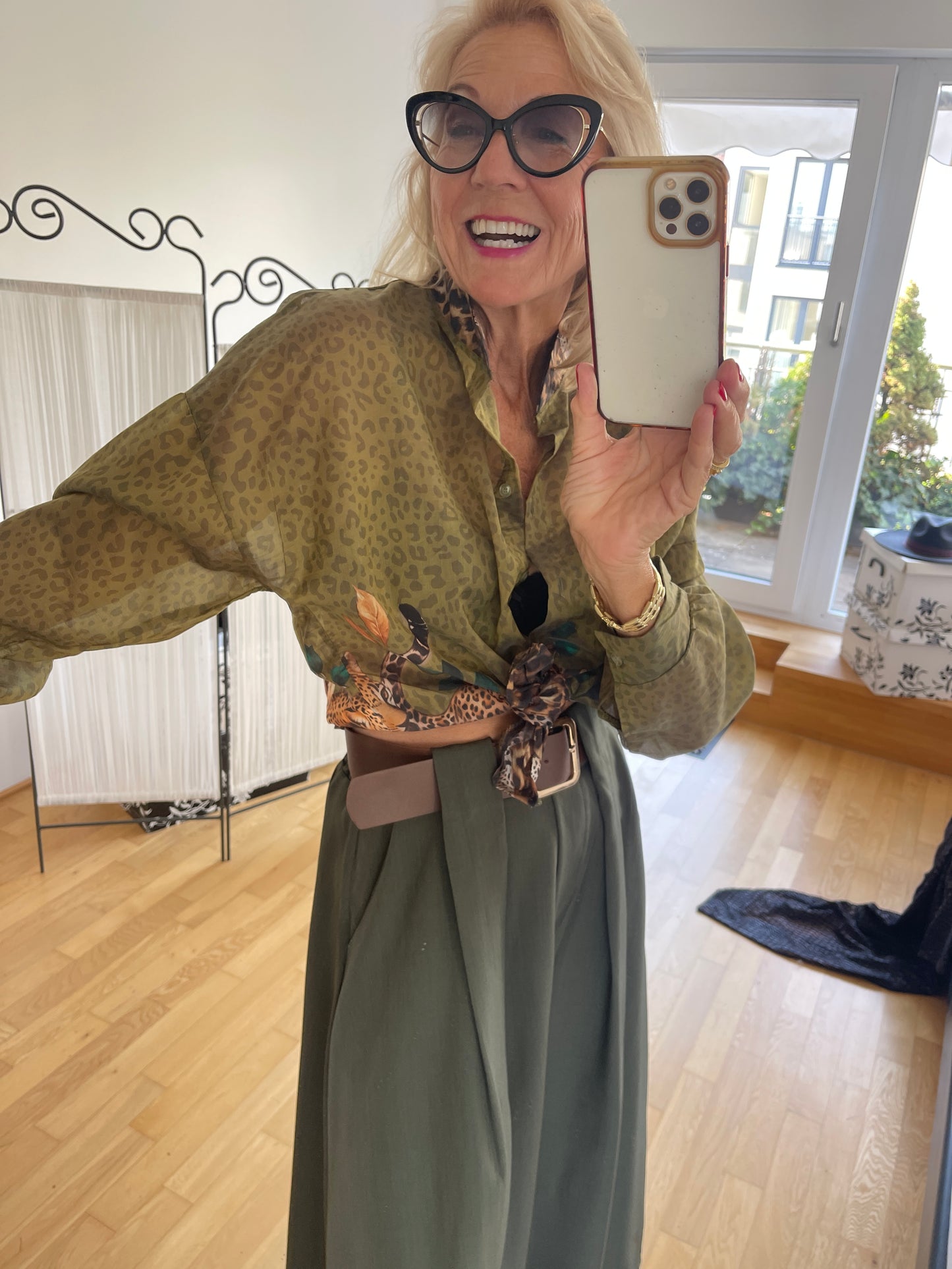 Bluse KASTORIA oliv €89,90; diesem Modell kann man doch gar nicht widerstehen!!