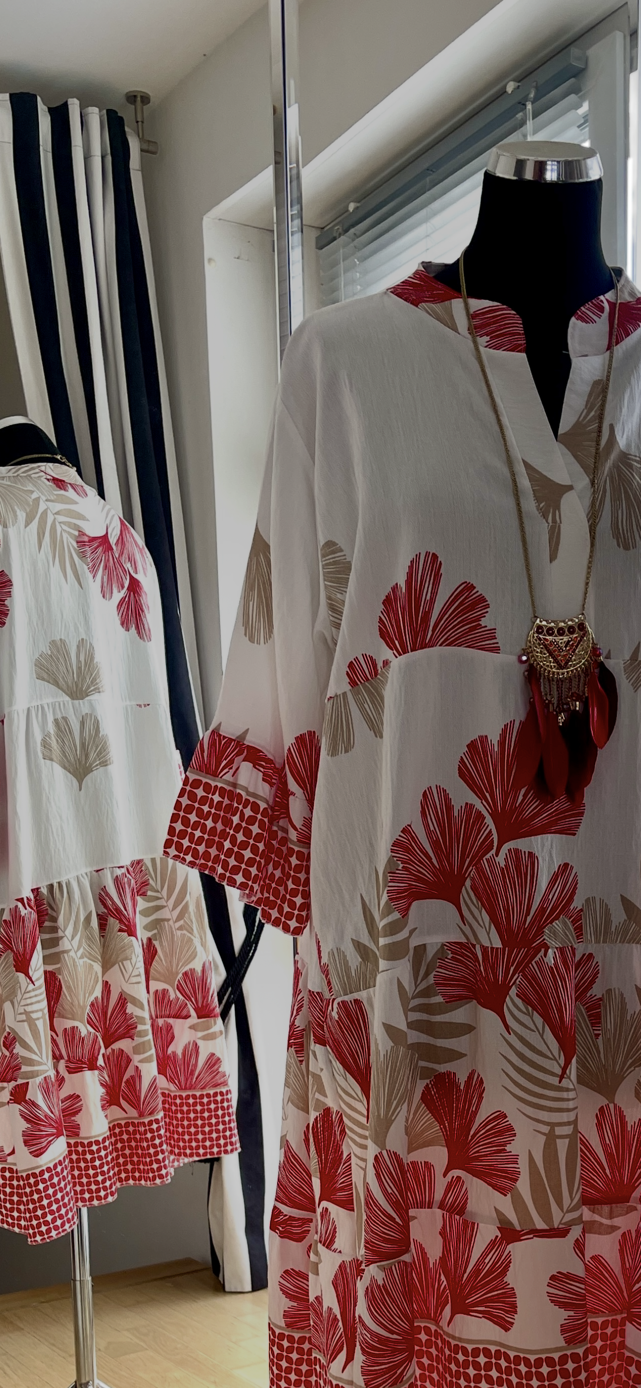 Tunika GINKO rot, beige-champagner im Outlet €69,90 statt €89,90; lässiger One-Size-Schnitt, klasse Print und tolles Material