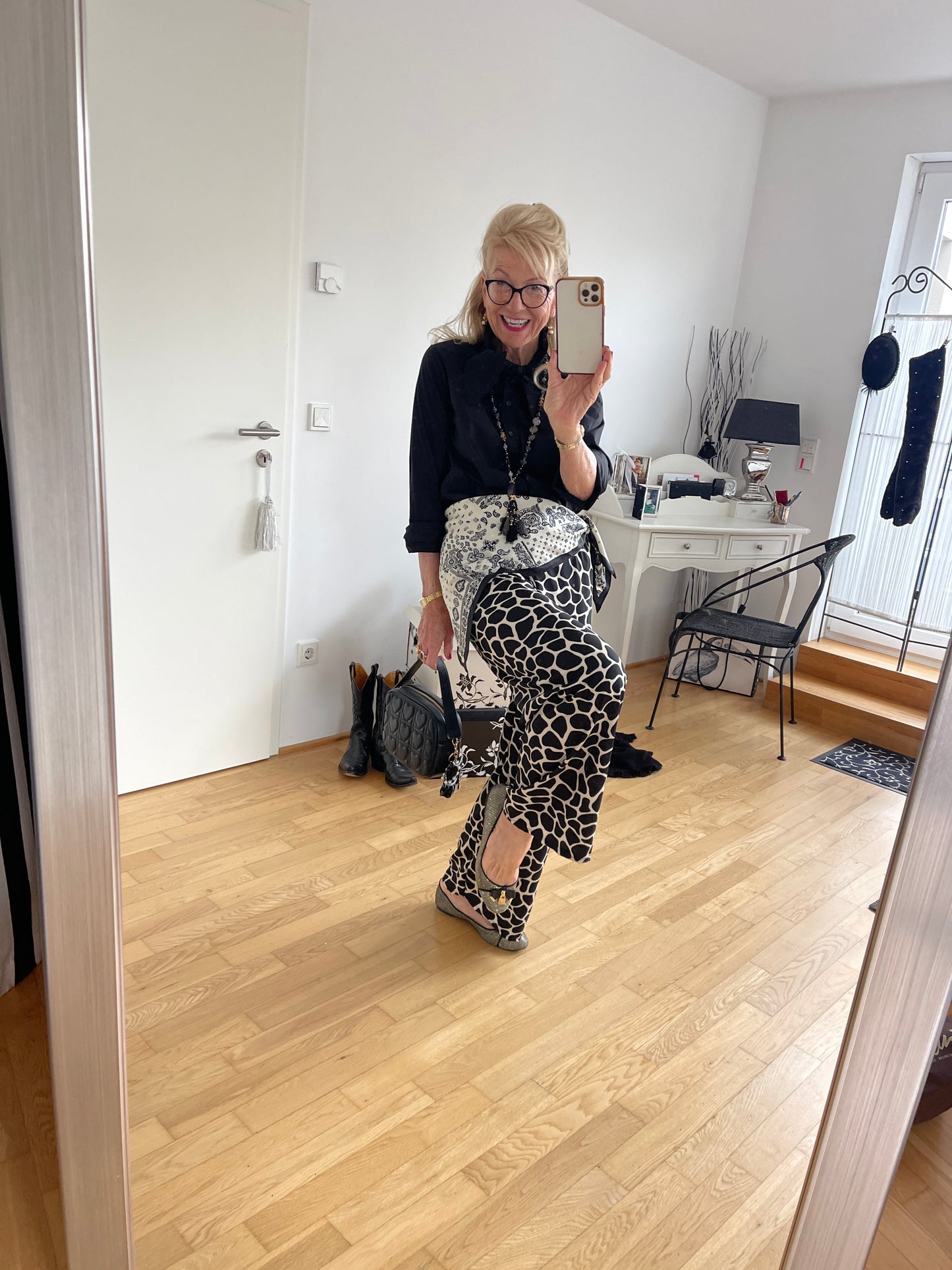 Hose CARLO €79,90; lässig, schick und so unkompliziert