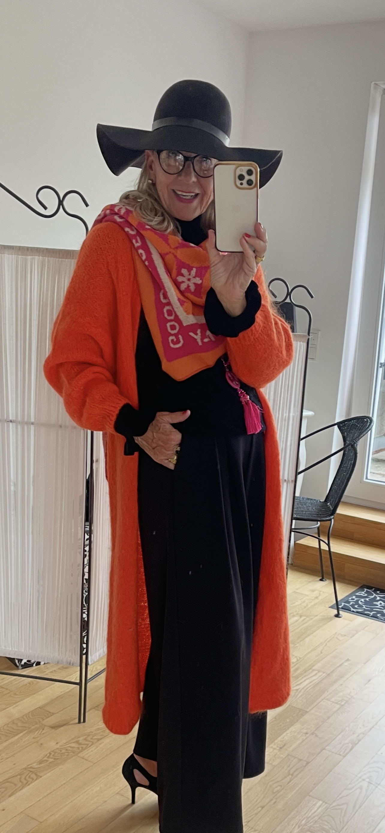 Schal POWER €49,90; Flower-Power für die dunkle Jahreszeit🍂
