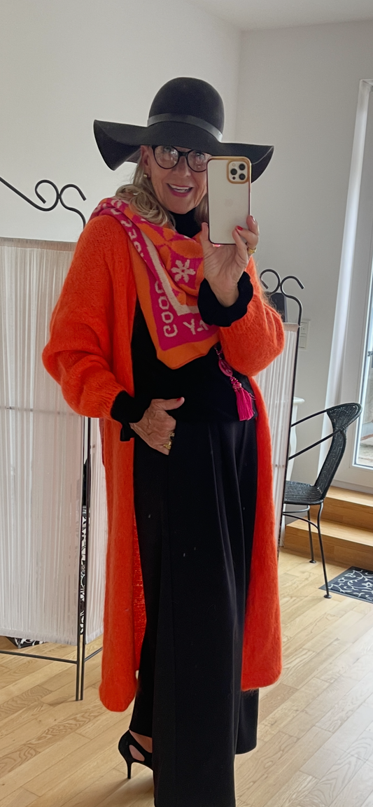 Schal POWER €49,90; Flower-Power für die dunkle Jahreszeit🍂
