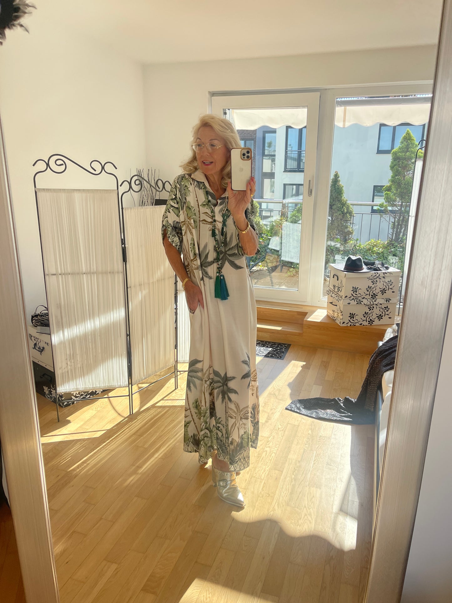 Kleid OLYMP green €109,90; mit Freude in den Herbst