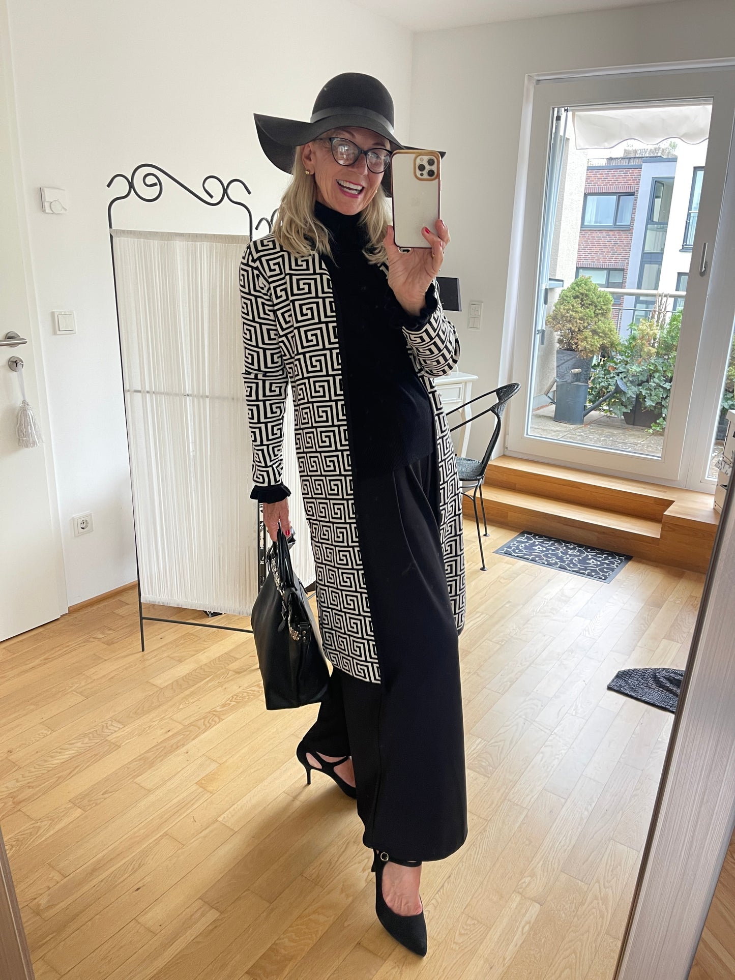 Mantel ENZO €119,90; grandioser Style in Black&White🍂