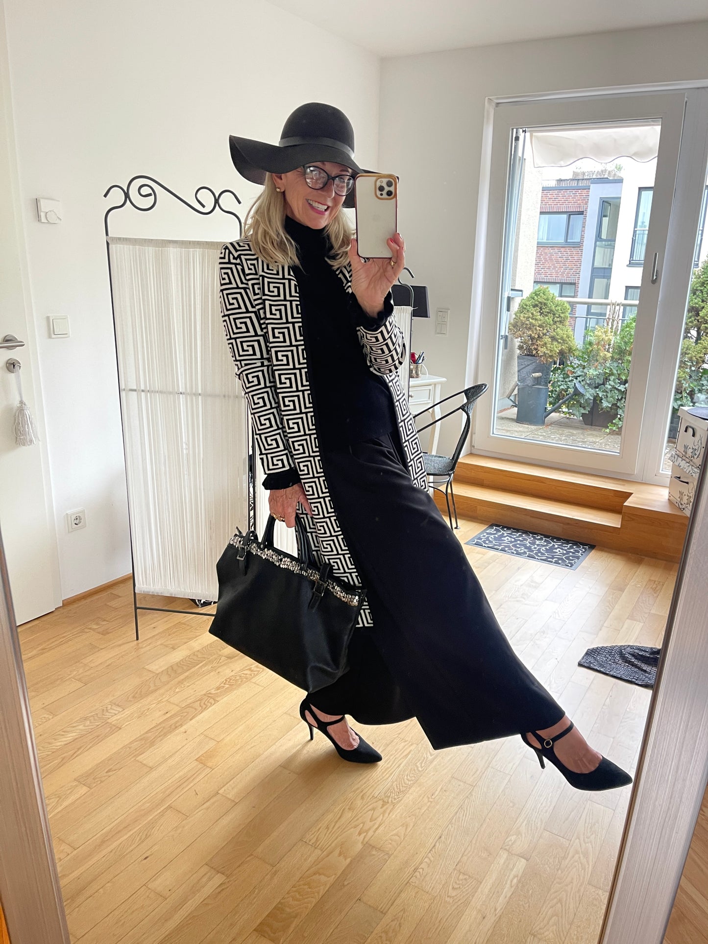 Mantel ENZO €119,90; grandioser Style in Black&White🍂