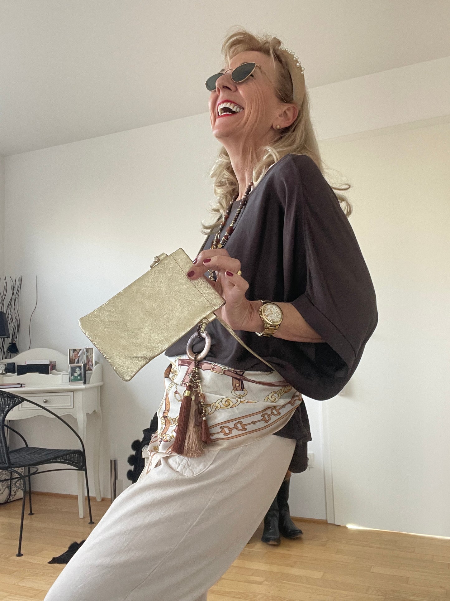 Tasche HANDY gold €29,90; ein mega schickes wie praktisches Accessoires