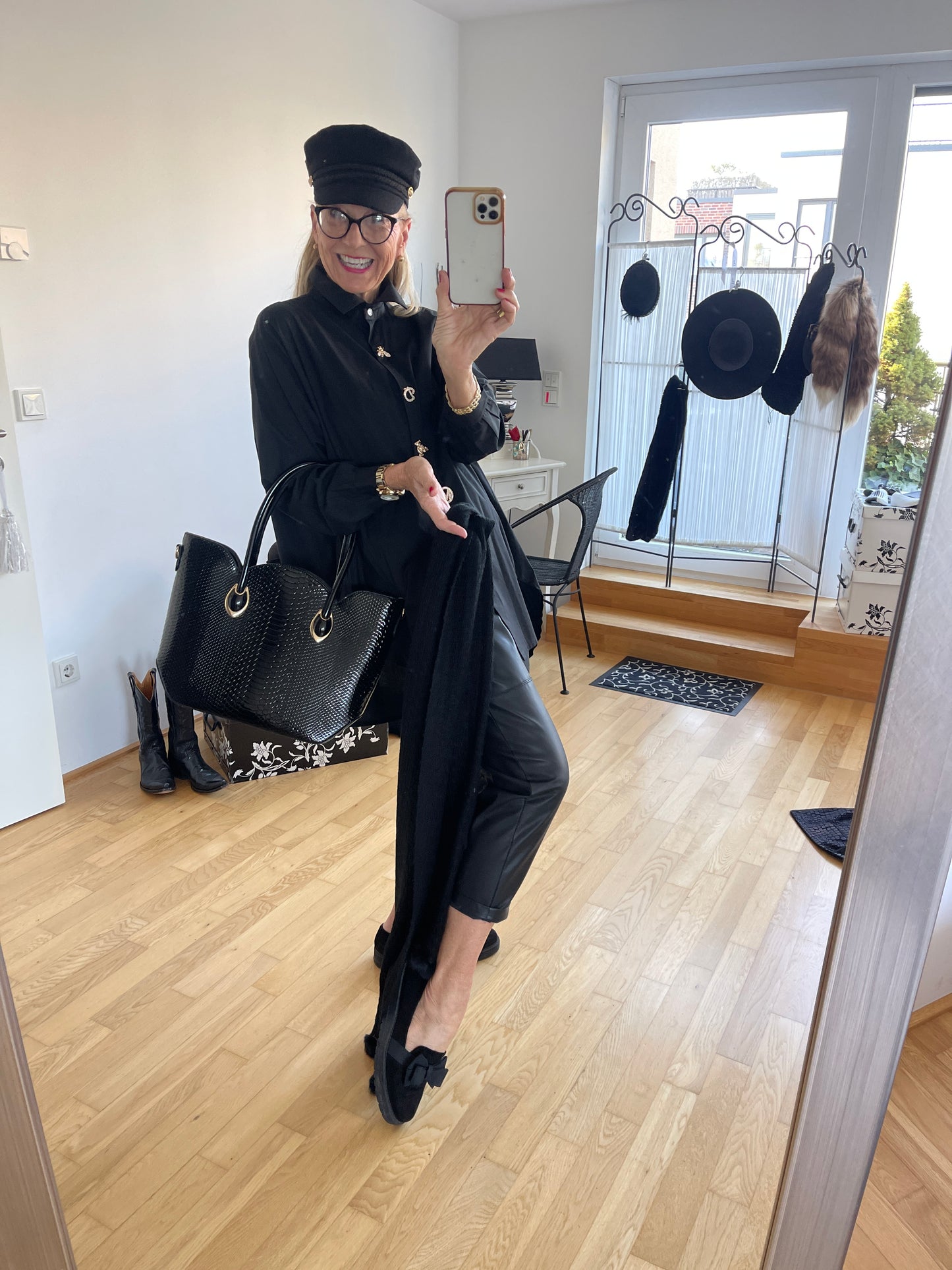 Bluse DARLING black; €49,90 statt €89,90; „ Im Black-Friday-Outlet“ super schicke & ausgefallene Oversize-Long-Bluse