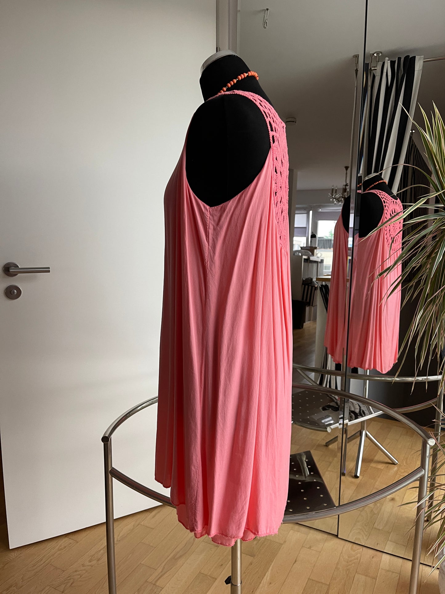 Kleid BURMA lachs €59,90 statt €79,90; ein schöner Rücken kann auch entzücken