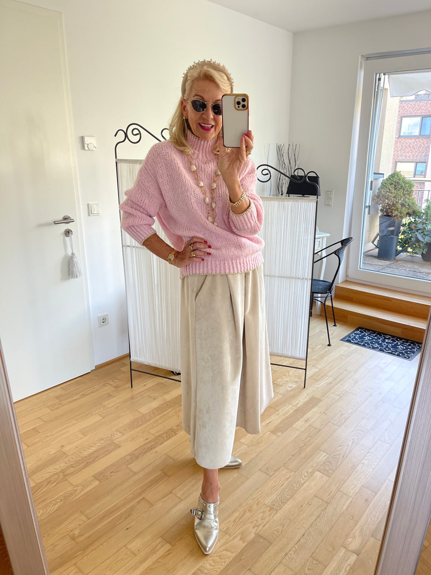 Pullover SAMANTHA rose €89,90; zarte Farben auch in kühlen Tagen🍂