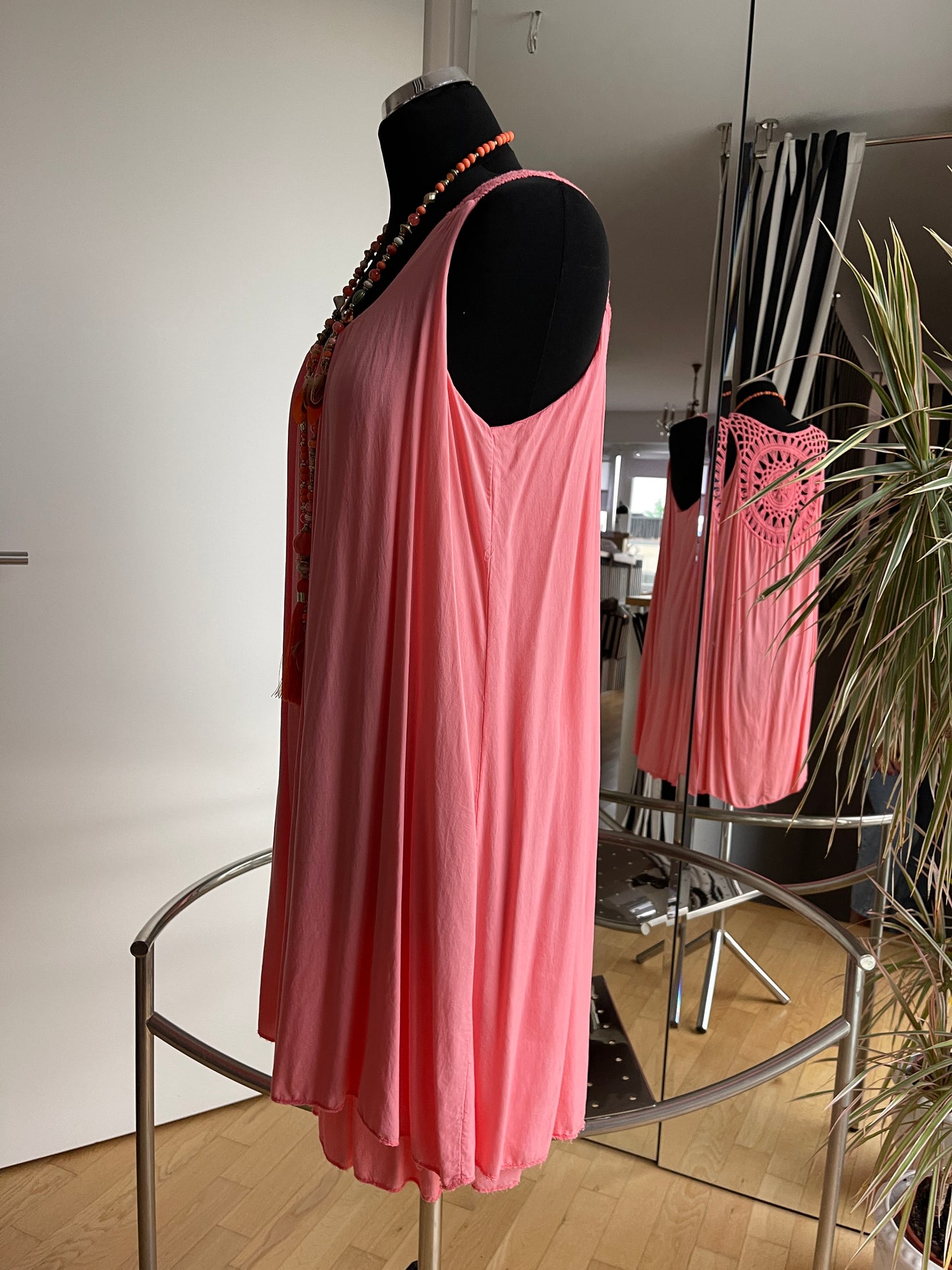 Kleid BURMA lachs €59,90 statt €79,90; ein schöner Rücken kann auch entzücken
