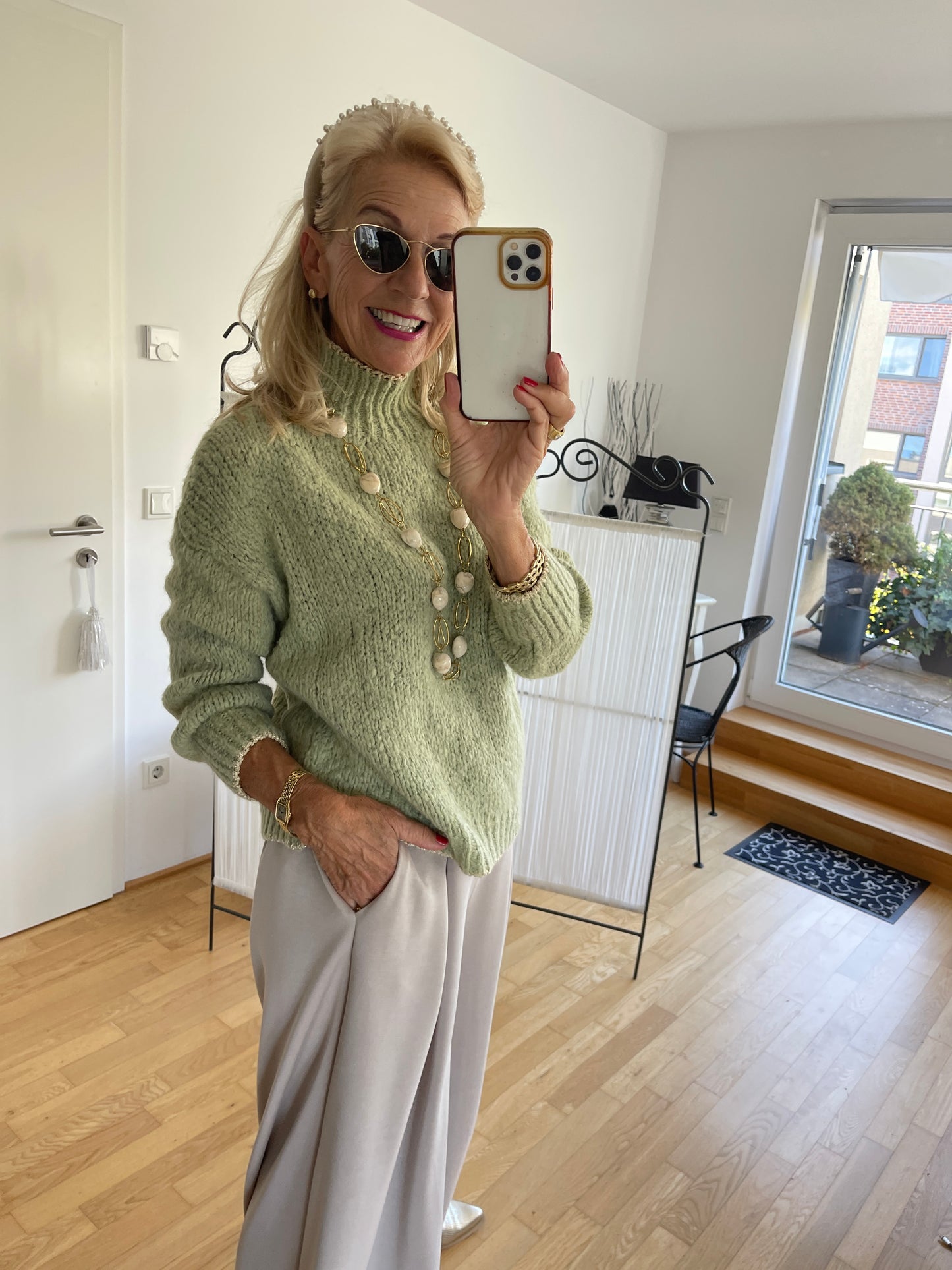 Pullover SAMANTHA green €89,90; zarte Farben auch an kühlen Tagen🍂