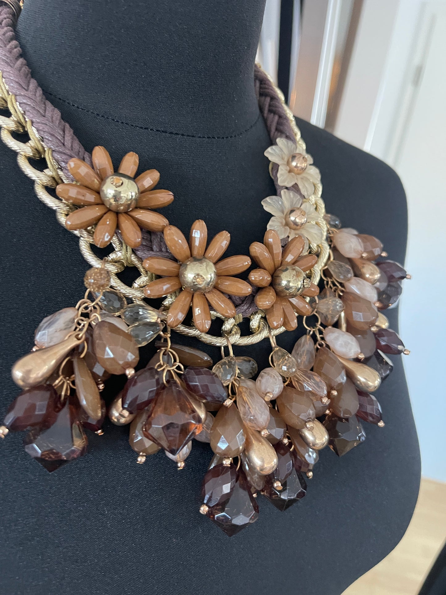 Kette Luna €49,90; wunderschönes ausdrucksstarkes Collier