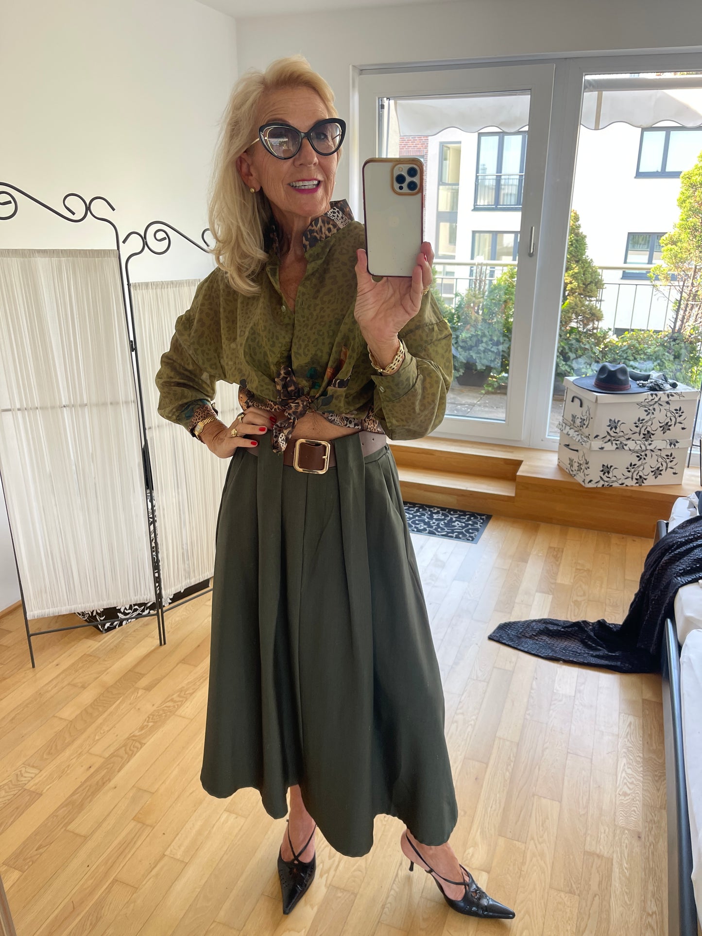 Bluse KASTORIA oliv €89,90; diesem Modell kann man doch gar nicht widerstehen!!