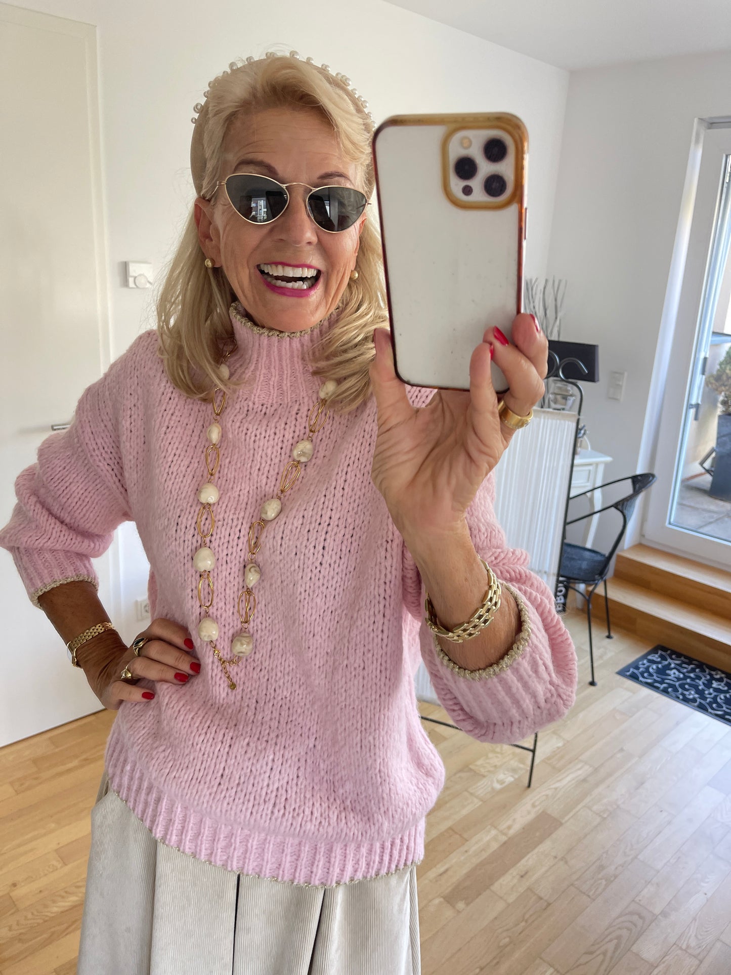 Pullover SAMANTHA rose €89,90; zarte Farben auch in kühlen Tagen🍂