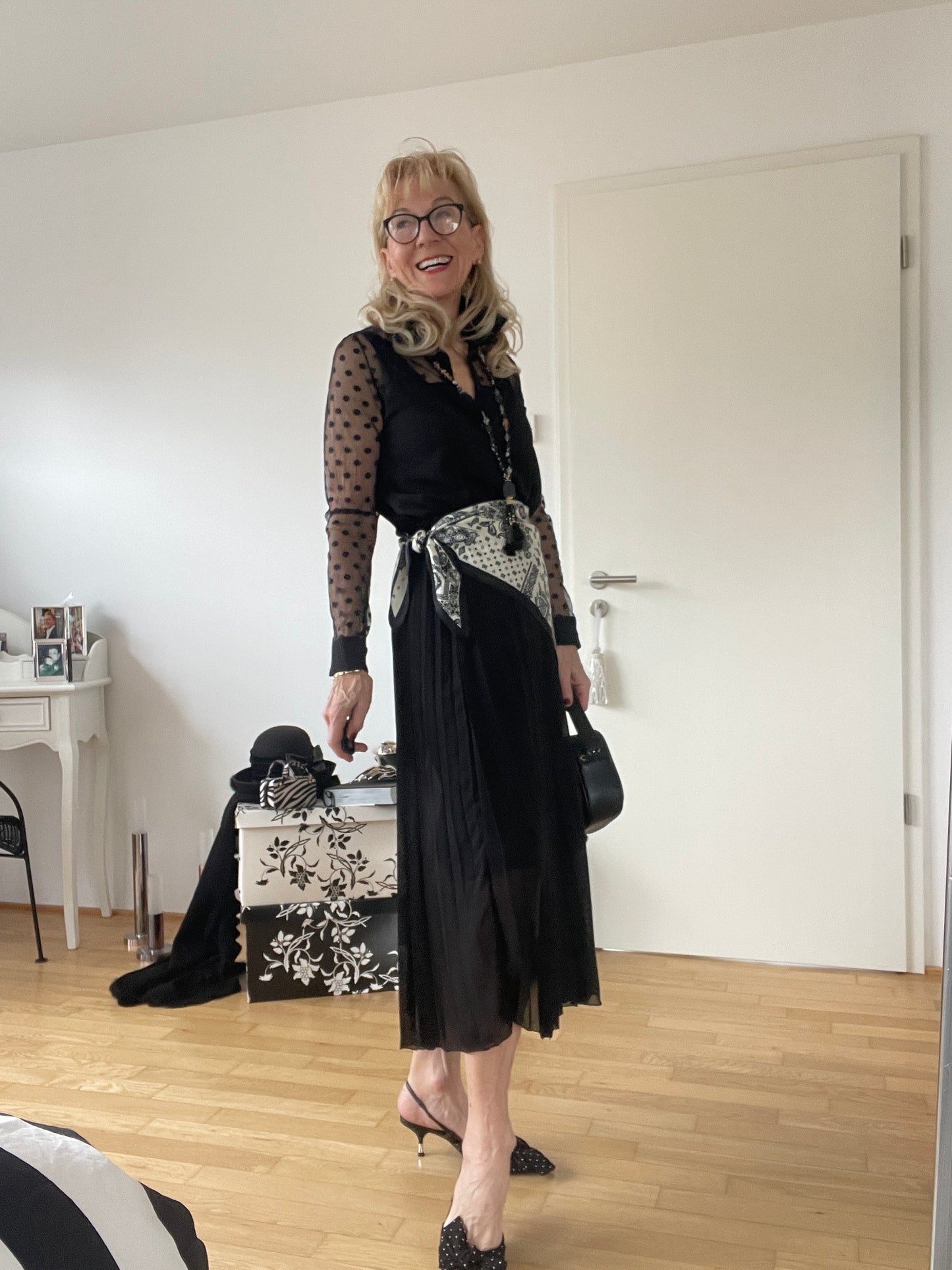 Bluse NEW STYLE black €79,90;.. mit ein ganz klein wenig Sexappeal