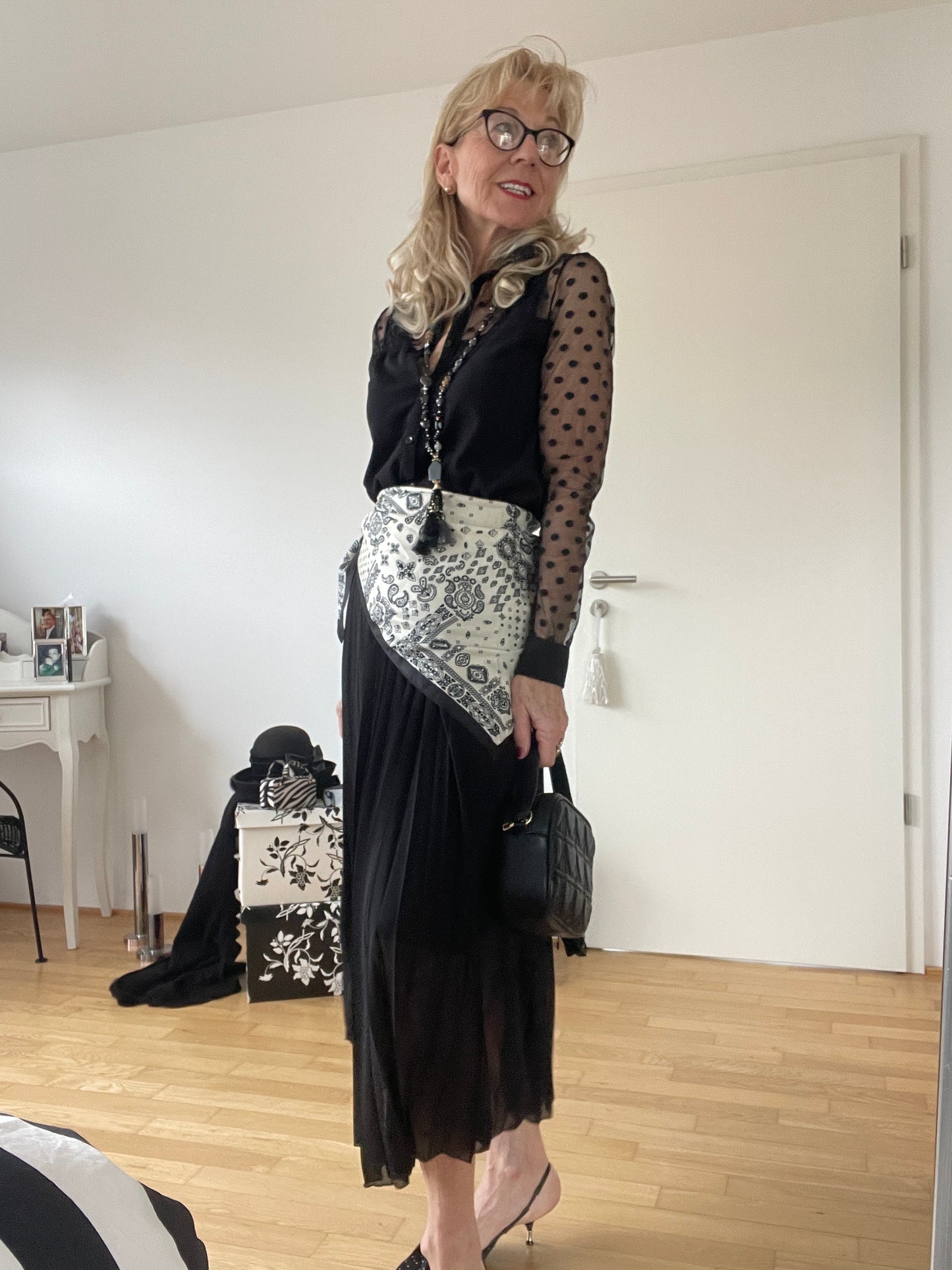 Bluse NEW STYLE black €79,90;.. mit ein ganz klein wenig Sexappeal