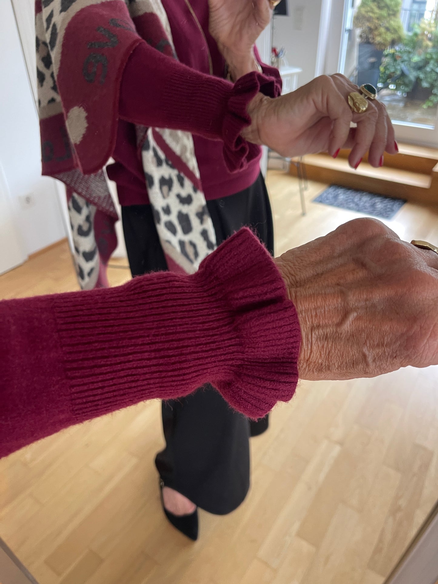 Pullover JELO bordeaux €69,90; Basic-Look trifft Raffinesse🍁