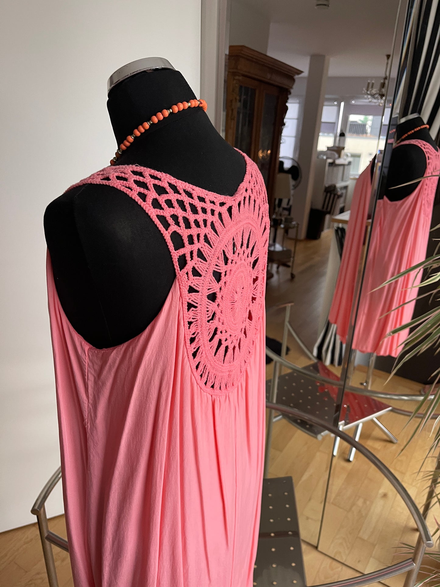 Kleid BURMA lachs €59,90 statt €79,90; ein schöner Rücken kann auch entzücken