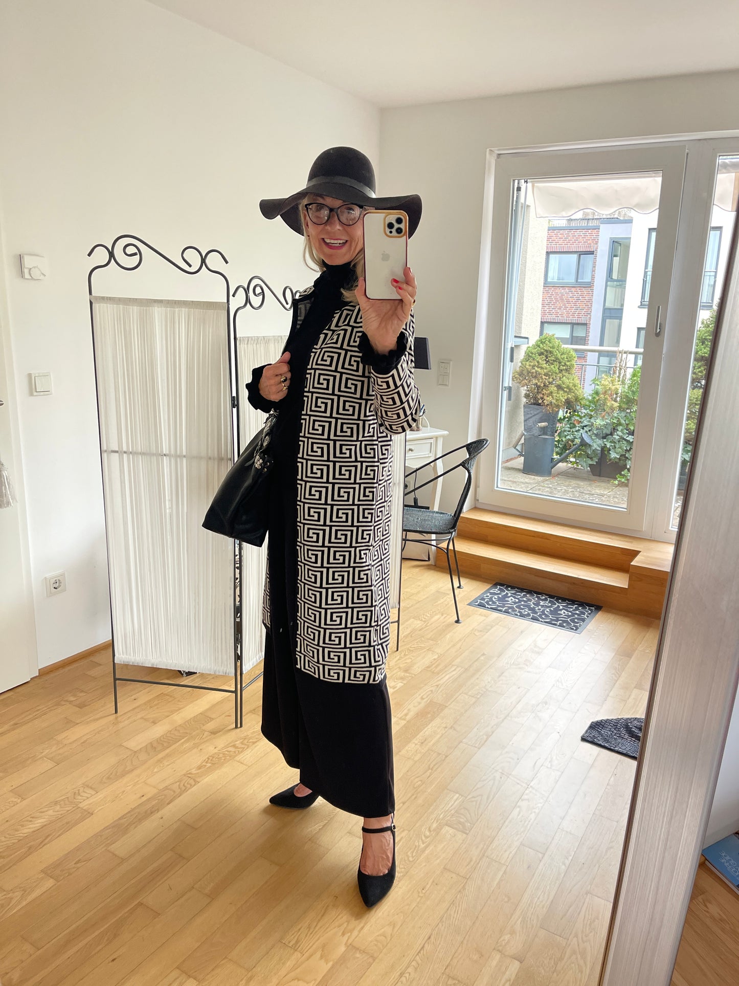 Mantel ENZO €119,90; grandioser Style in Black&White🍂