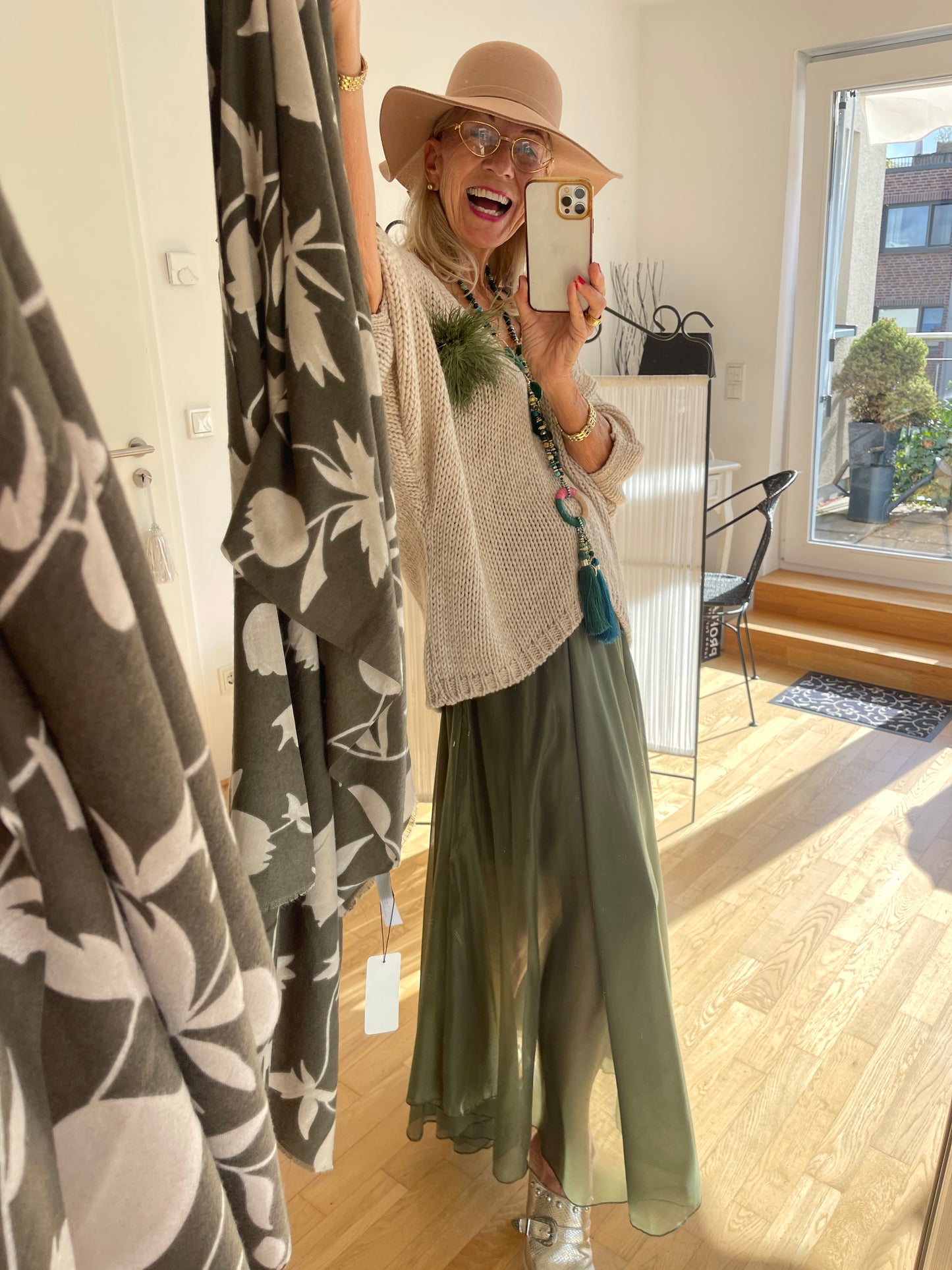 Schal PENELOPE oliv/beige €49,90; so wunderschön soft, so edel und herrlich angenehm 🍁