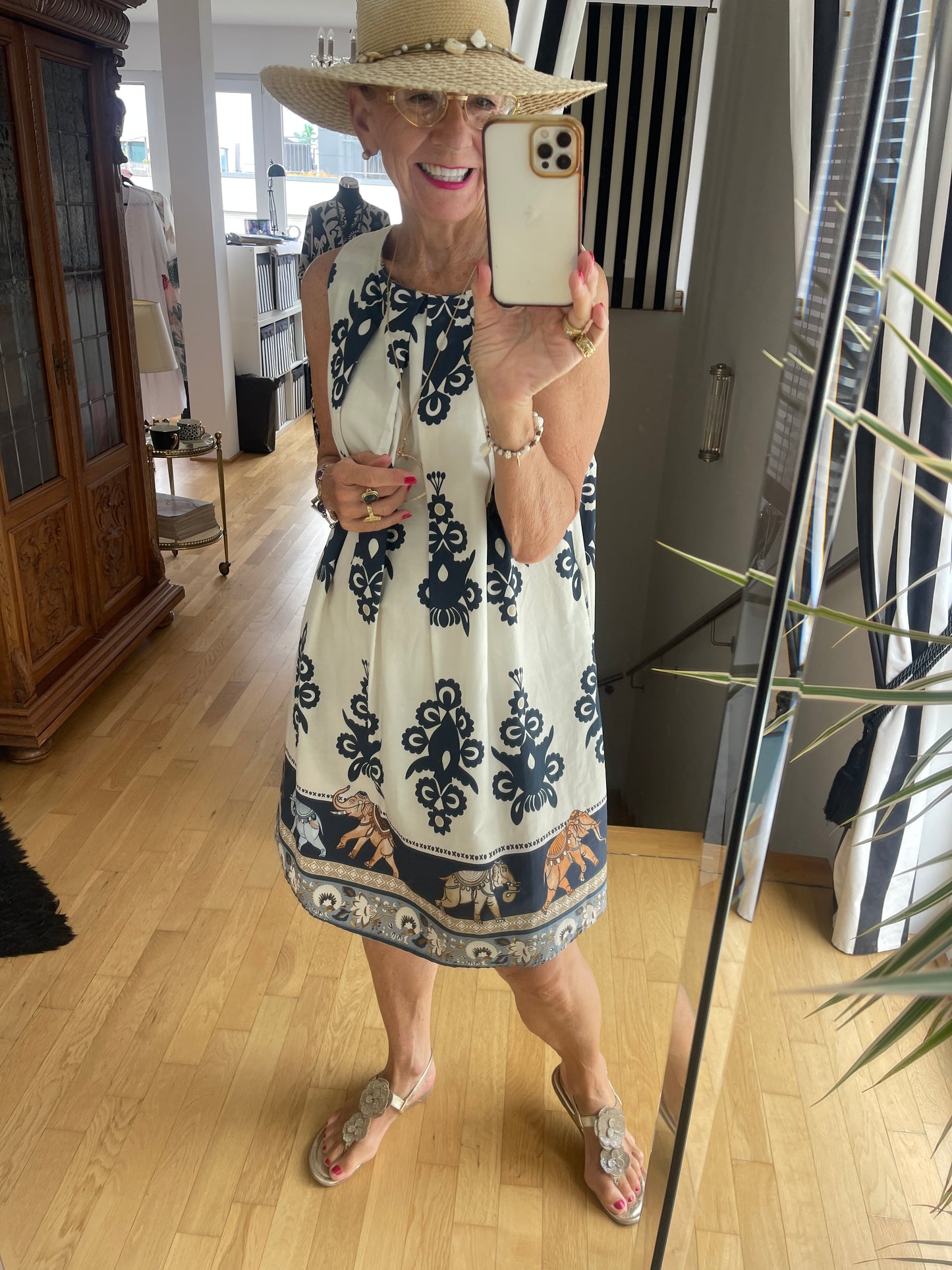Kleid LARISSA €79,90 statt €99,90; edel, schick und dennoch lässige Eleganz