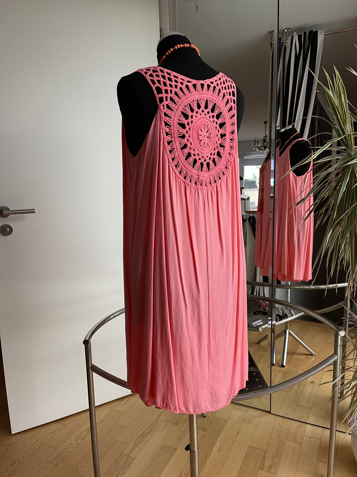 Kleid BURMA lachs €59,90 statt €79,90; ein schöner Rücken kann auch entzücken