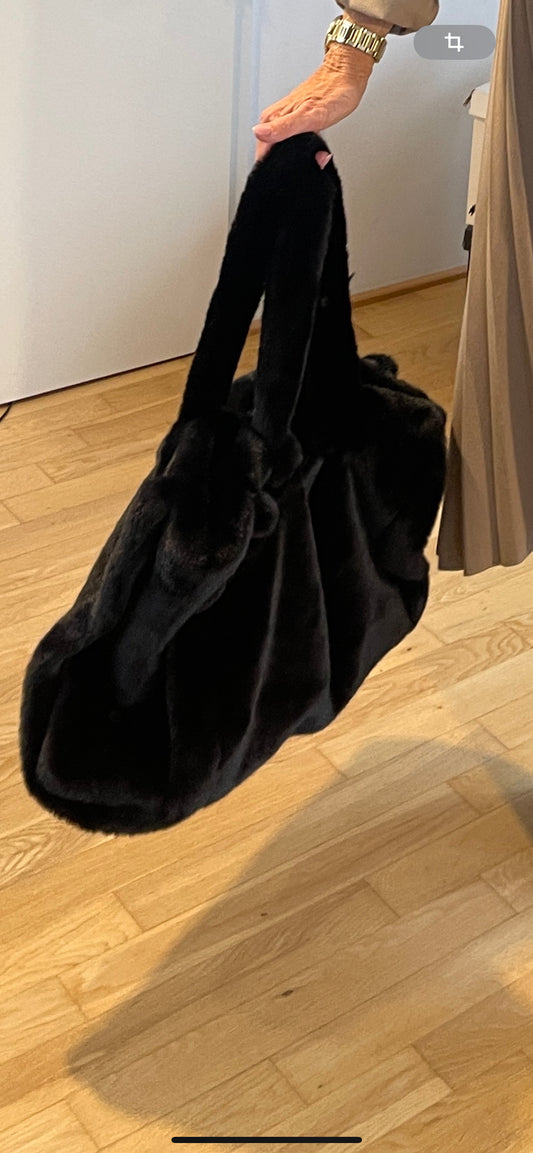 Tasche CHARLY black; IM WINTER-SALE jetzt €39,90 anstatt €89,90; super kuschelige XXL-Bag