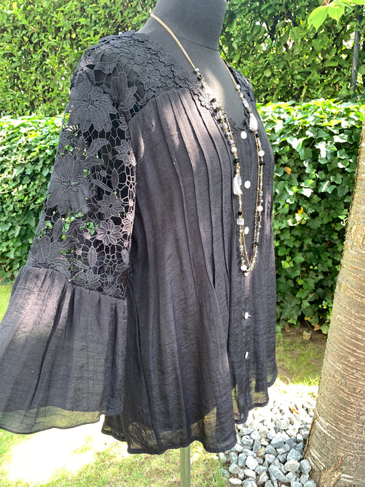 Bluse ADRIANE schwarz; jetzt €39,90 statt €79,90; duftig, luftig im Super-Summer-Sale