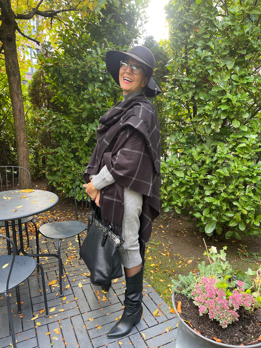 Schal Adria €89,90; super schicker Poncho… Edles Must-Have