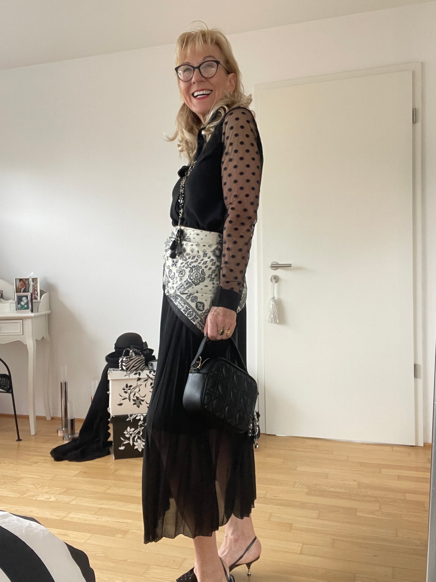 Bluse NEW STYLE black €79,90;.. mit ein ganz klein wenig Sexappeal