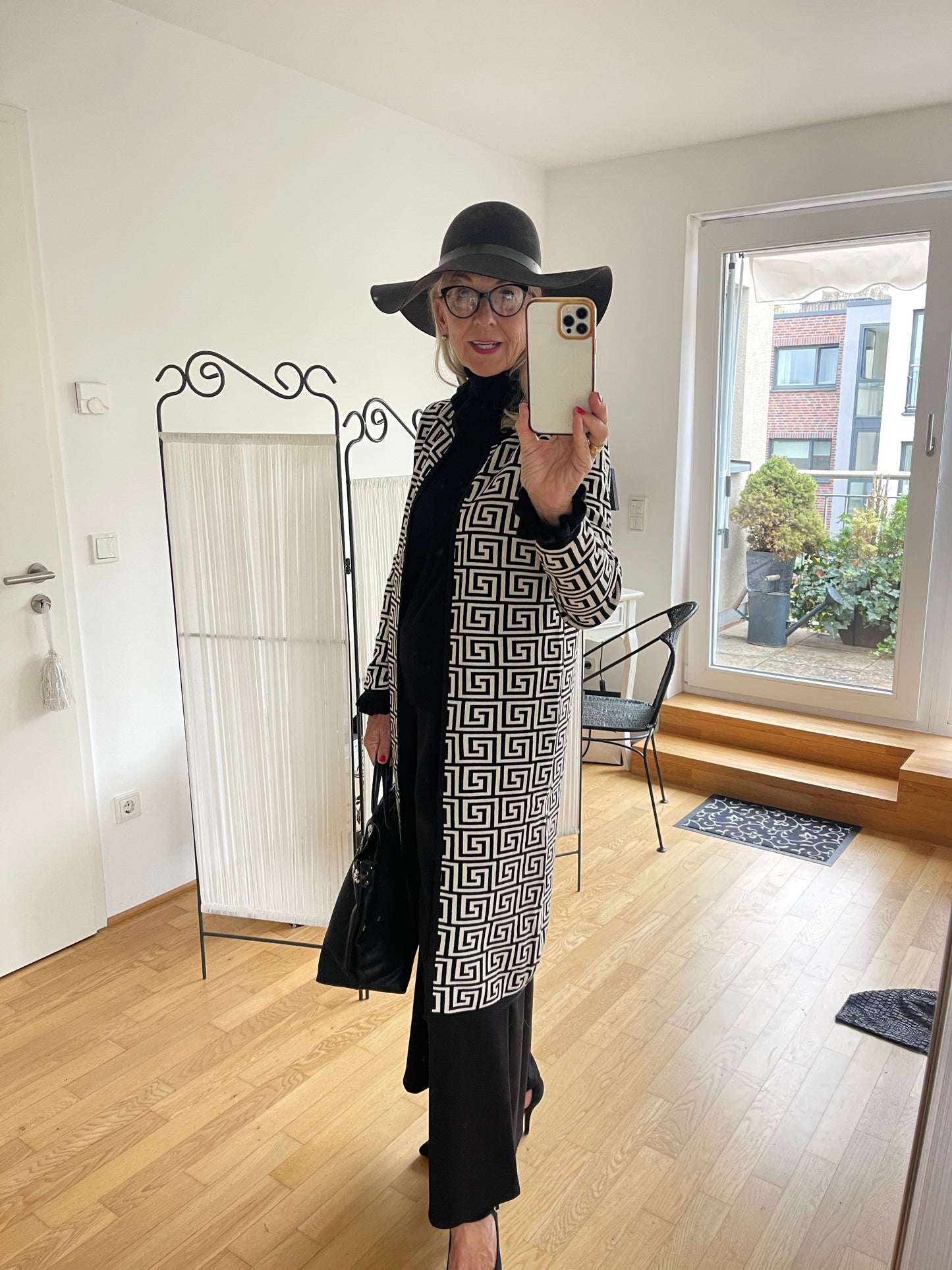 Mantel ENZO €119,90; grandioser Style in Black&White🍂