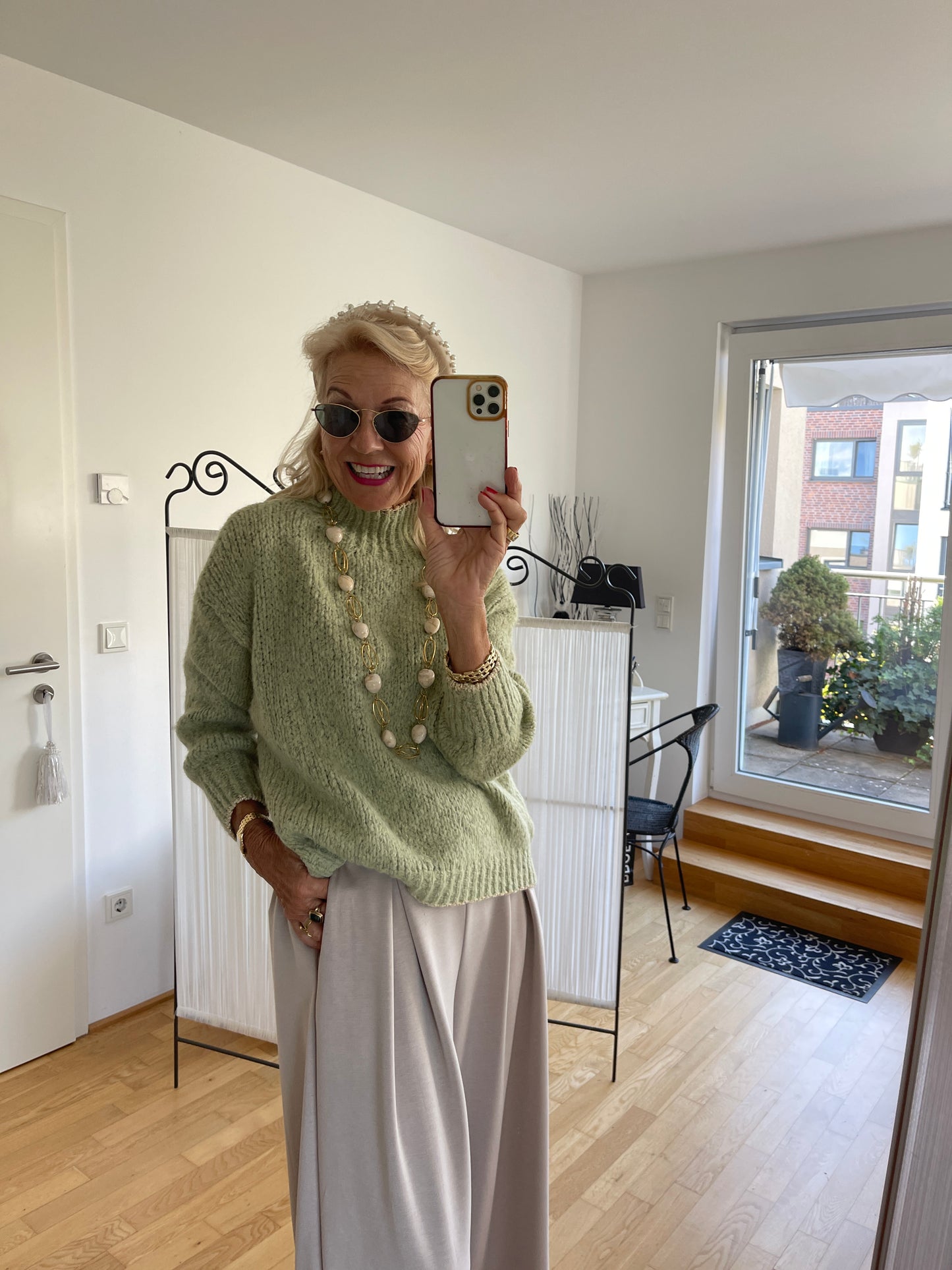 Pullover SAMANTHA green €89,90; zarte Farben auch an kühlen Tagen🍂