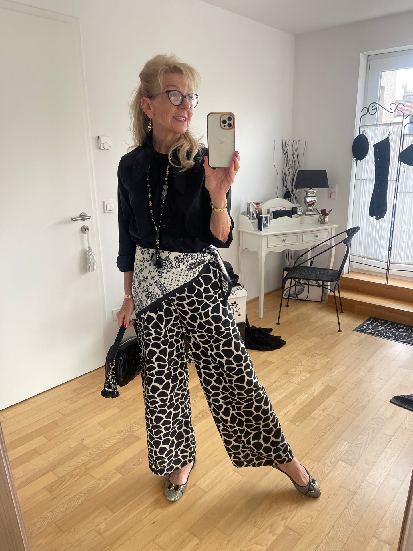Bluse DELIA black €79,90; das ist doch mal eine ganz besondere schwarze Bluse