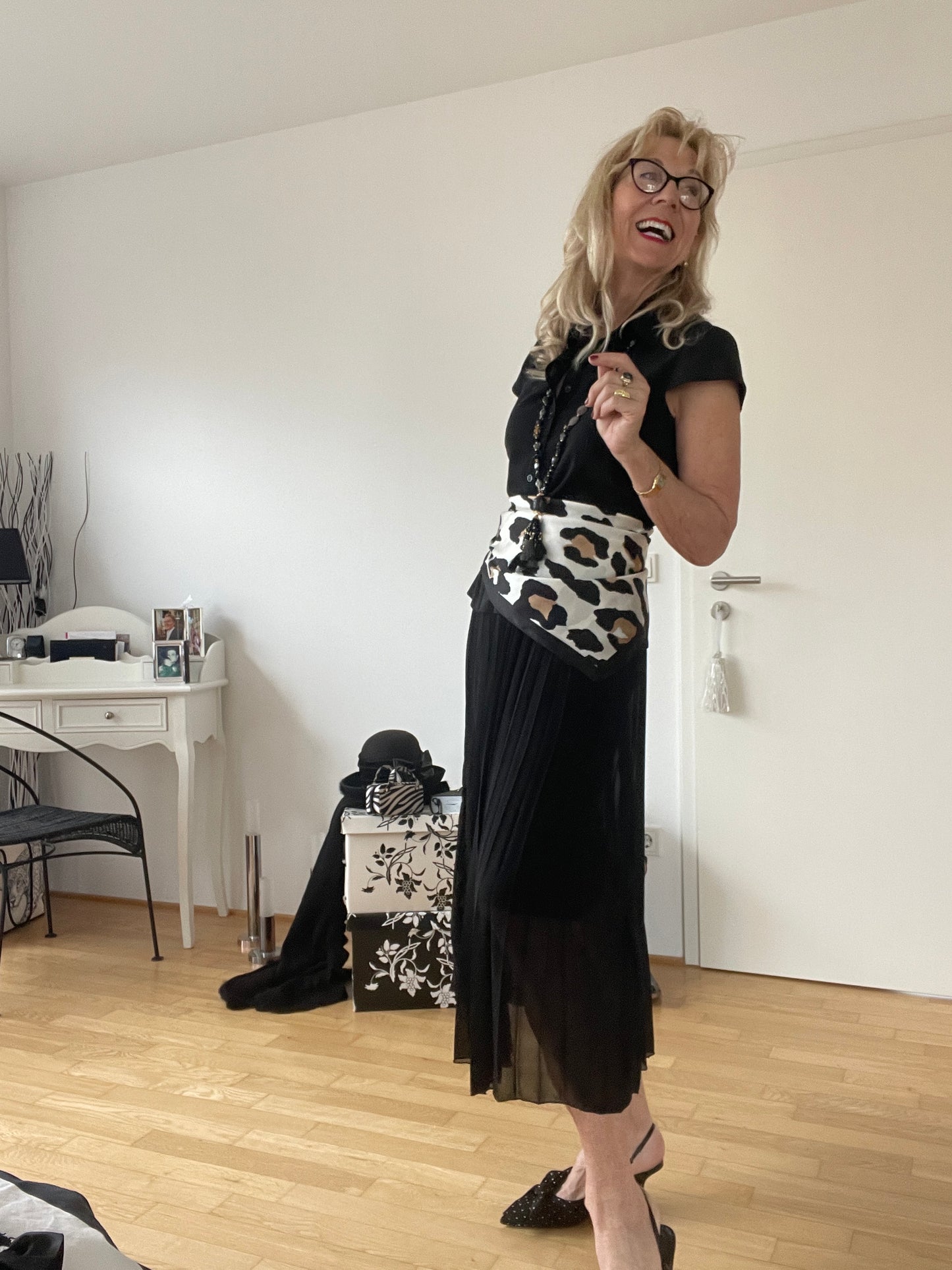 Schal/NICKTUCH CAMILLE €29,90; BLACK& WHITE mit einem Schuss LEO