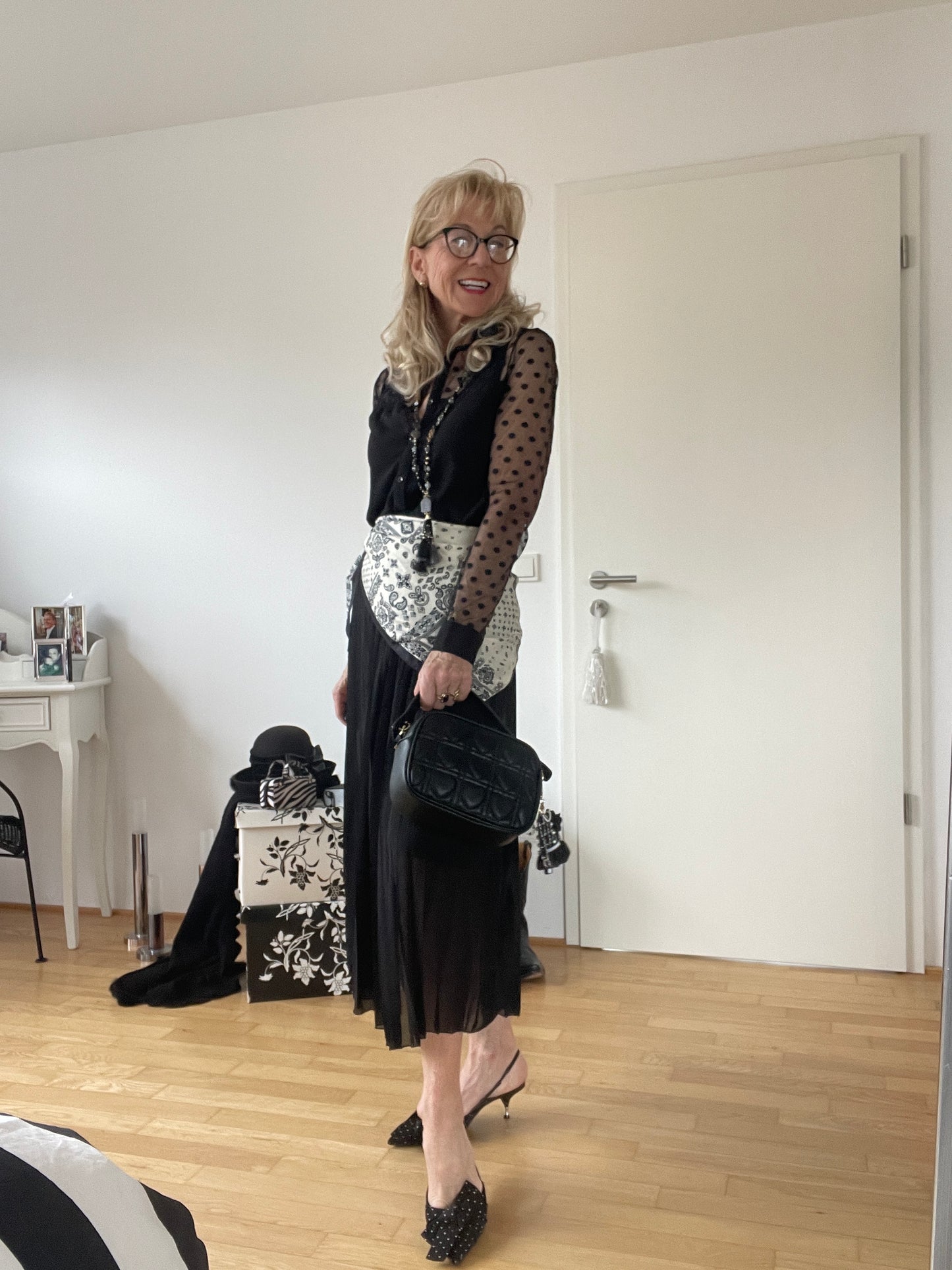 Bluse NEW STYLE black €79,90;.. mit ein ganz klein wenig Sexappeal