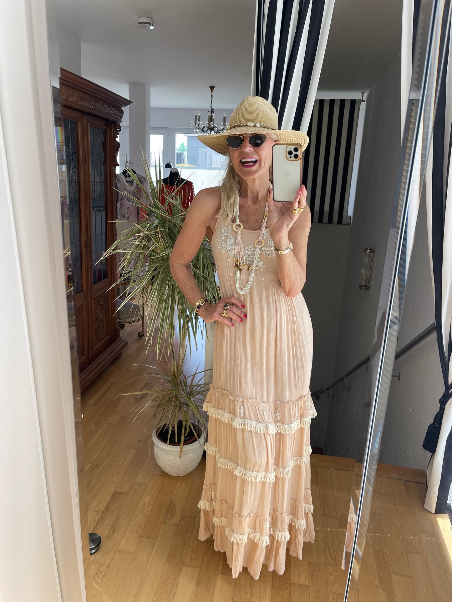 Kleid PALLAK €129,90; da kann der Sommer ewig dauern