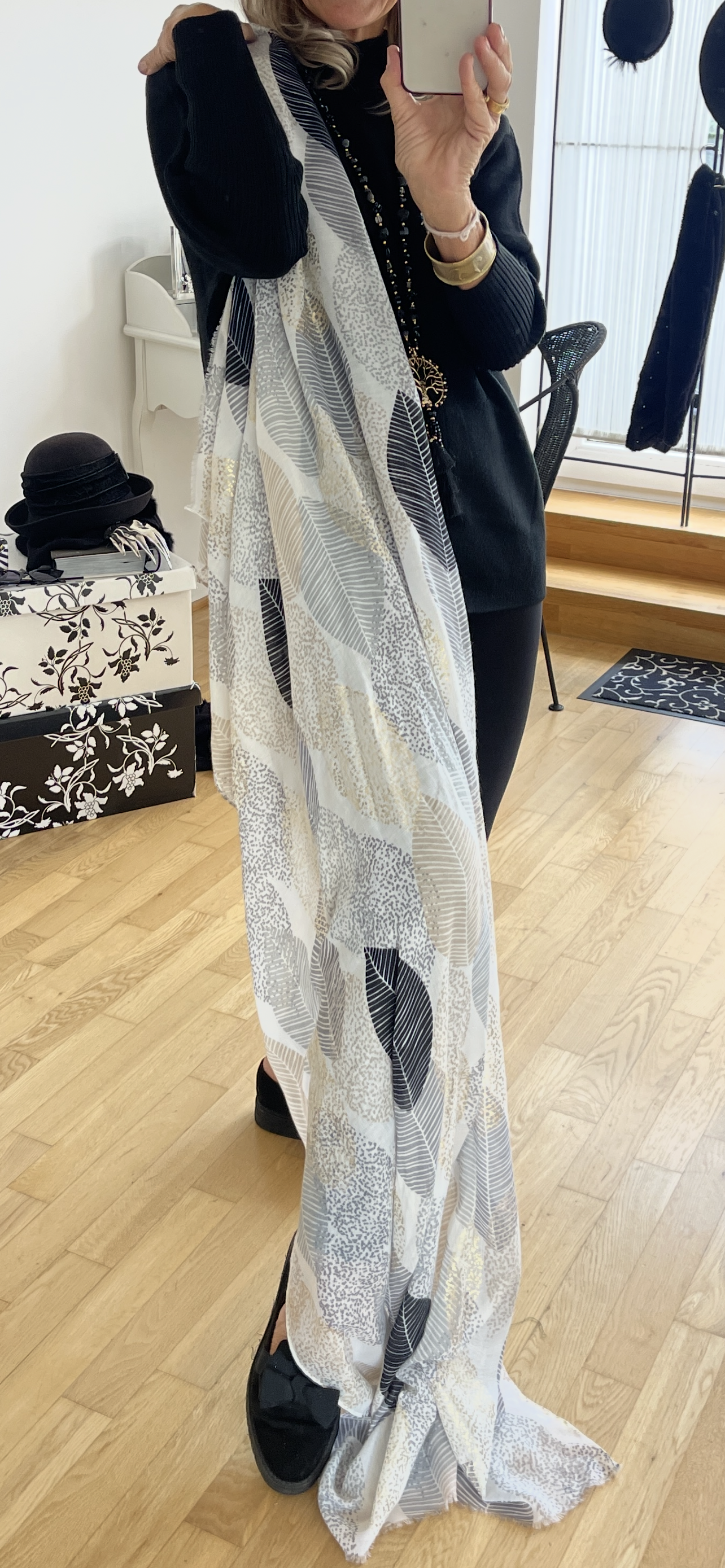 Schal LEAVES gold/silver; €29,90 statt €39,90 im Black-Friday-Deal edel und leicht .. ein wunderschönes Accessoires