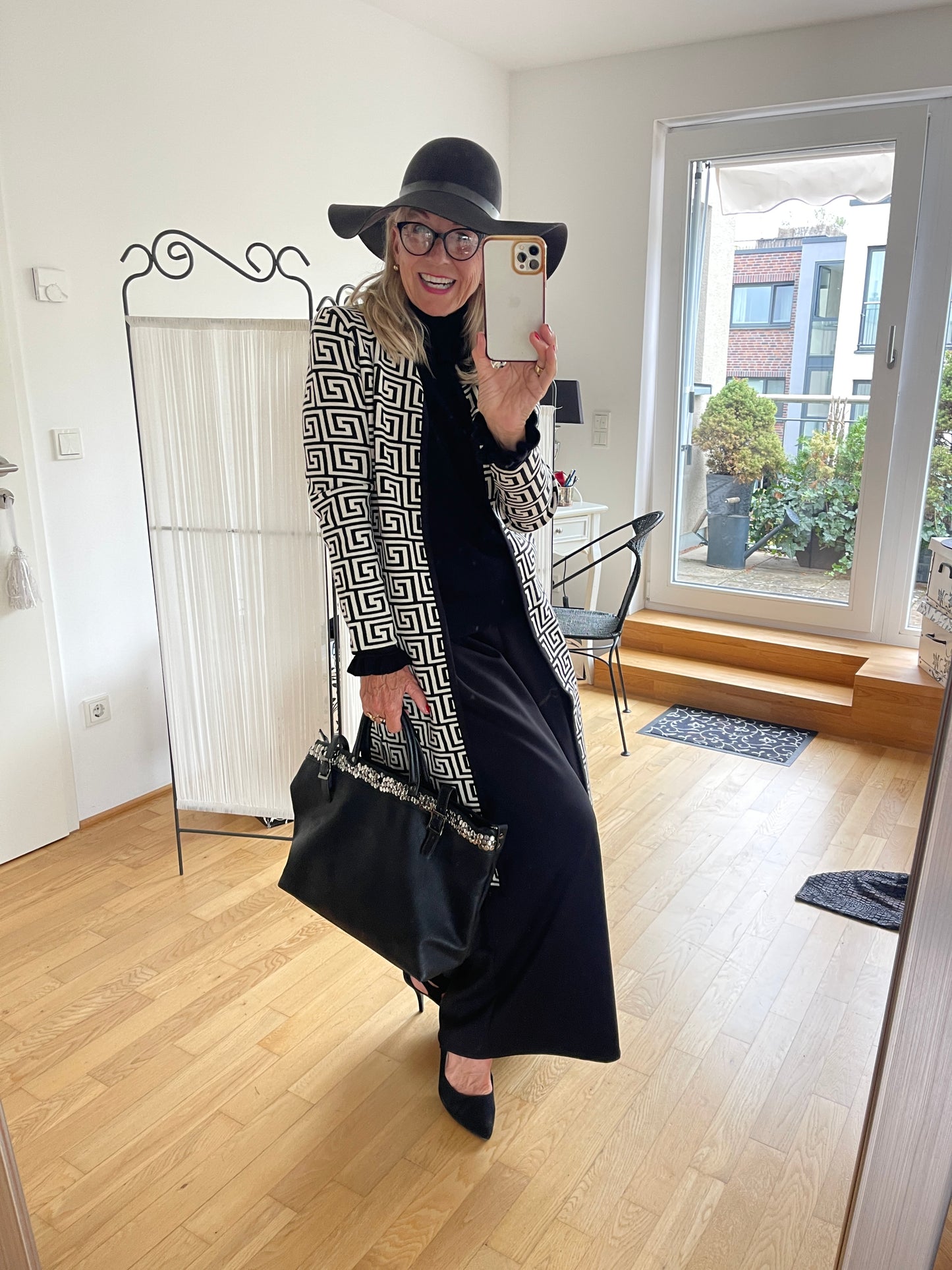 Mantel ENZO €119,90; grandioser Style in Black&White🍂