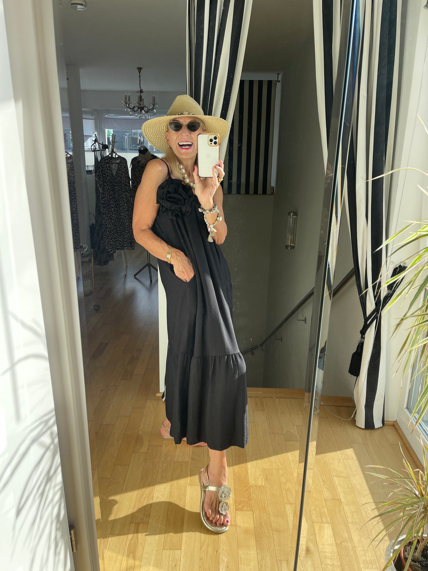 Kleid ROSETTE €89,90 statt €129,90; … so ein schickes „ KLEINES SCHWARZES“ gehört in jeden Kleiderschrank