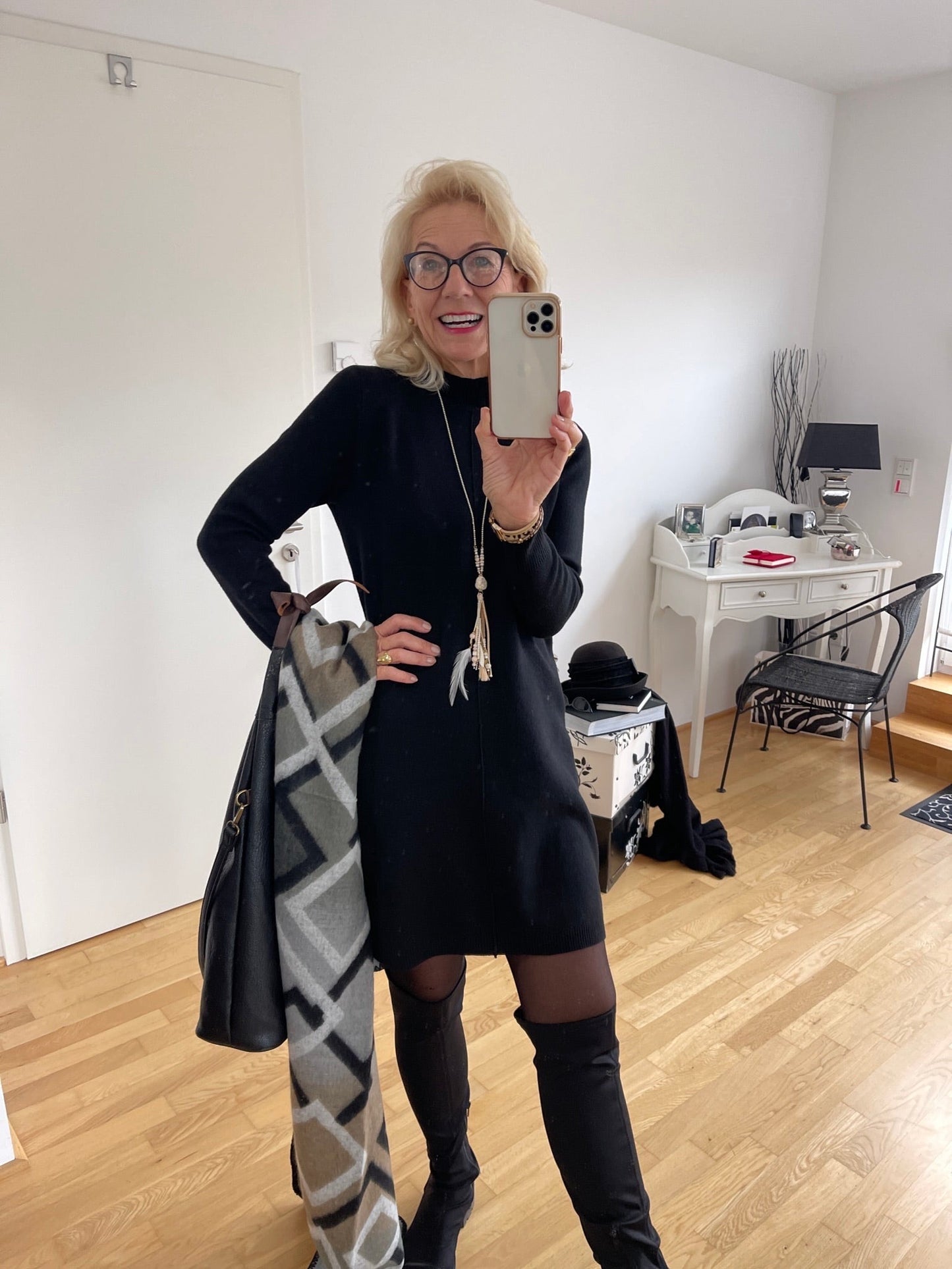 Kleid MARY black; €99,90; Schmales Strickkleid, stylisch & figurbetont!!!