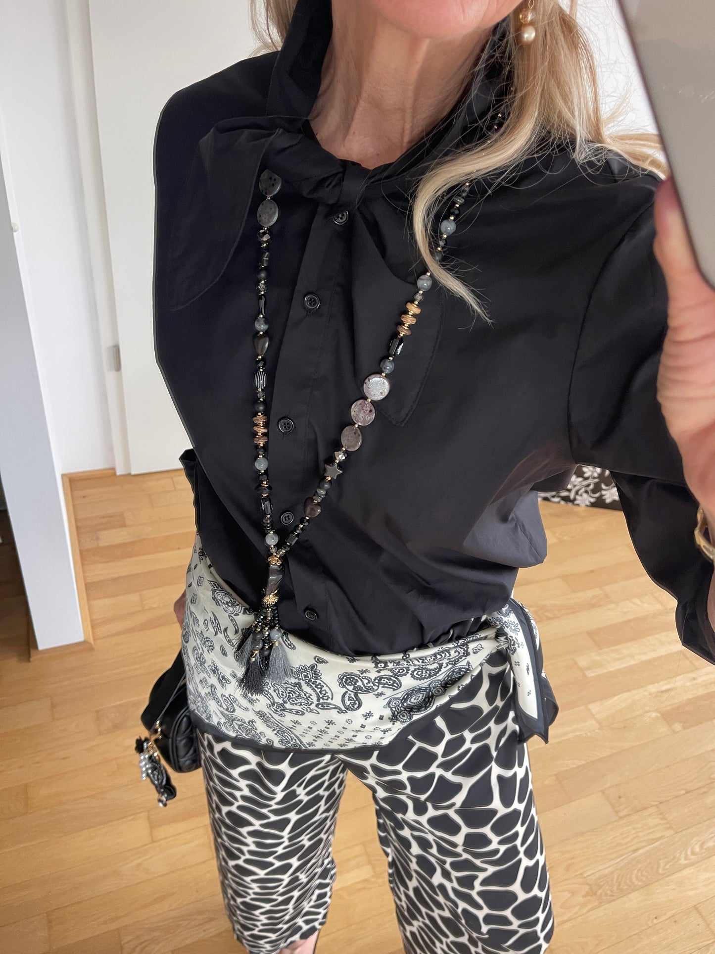 Bluse DELIA black €79,90; das ist doch mal eine ganz besondere schwarze Bluse