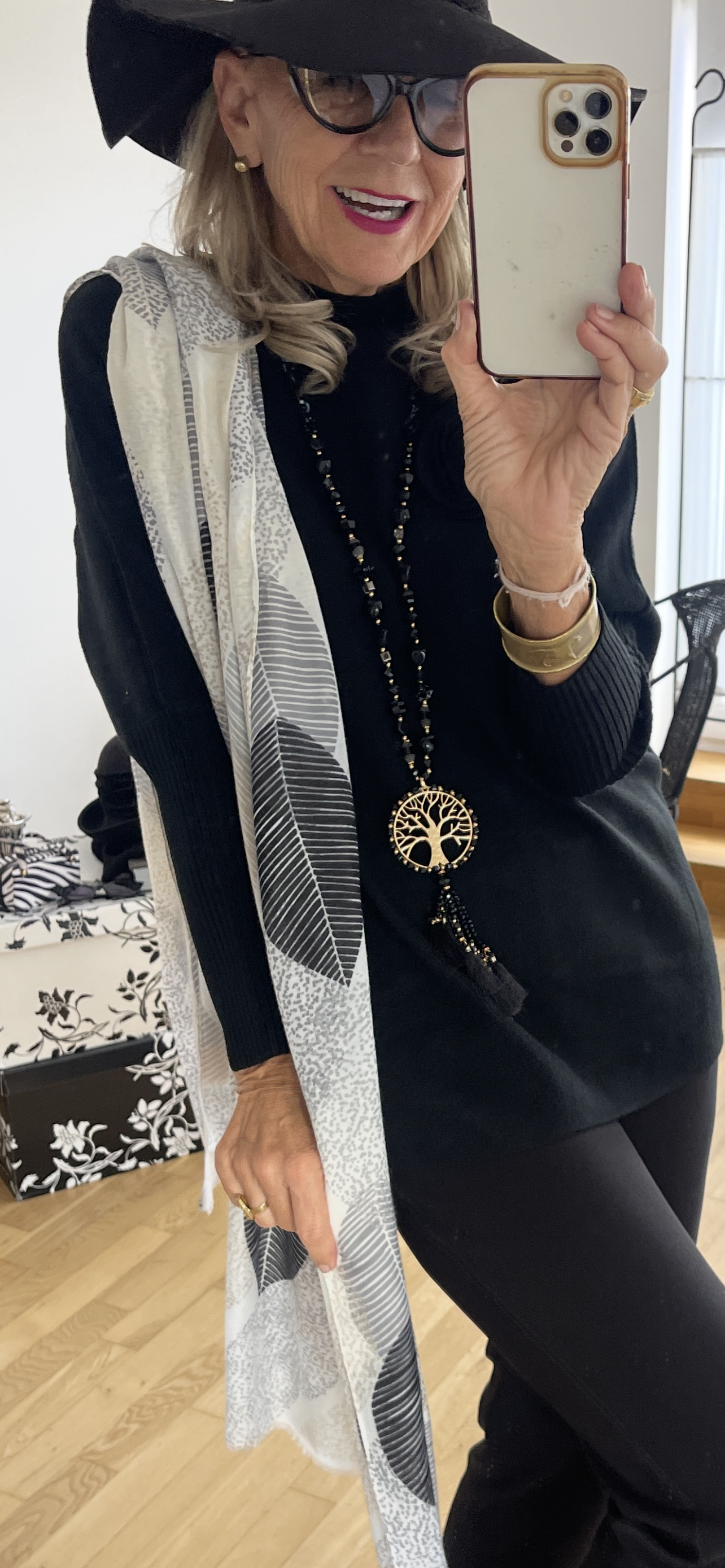 Schal LEAVES gold/silver; €29,90 statt €39,90 im Black-Friday-Deal edel und leicht .. ein wunderschönes Accessoires