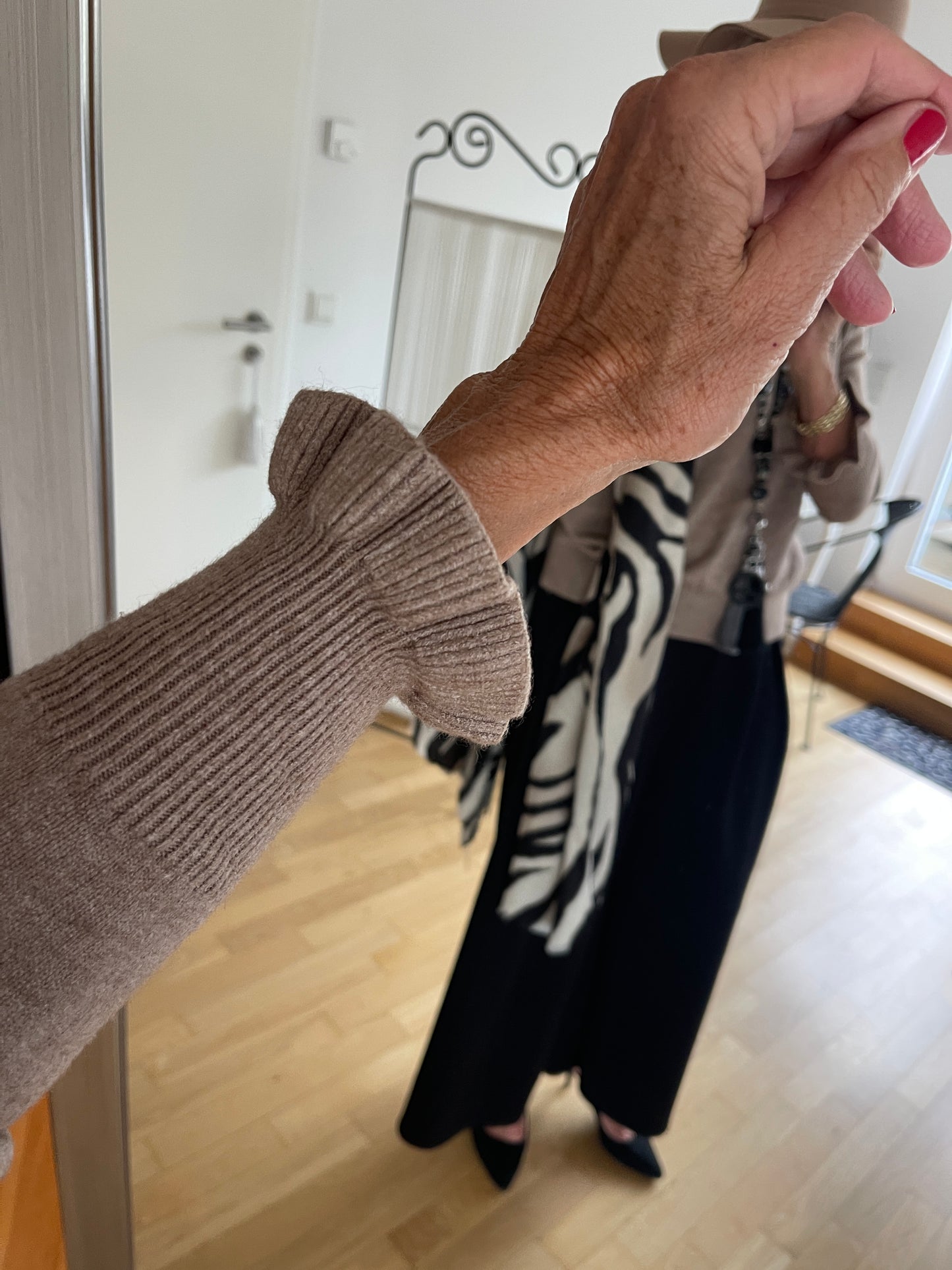 Pullover JELO taupe €69,90; Basic-Look trifft Raffinesse🍁