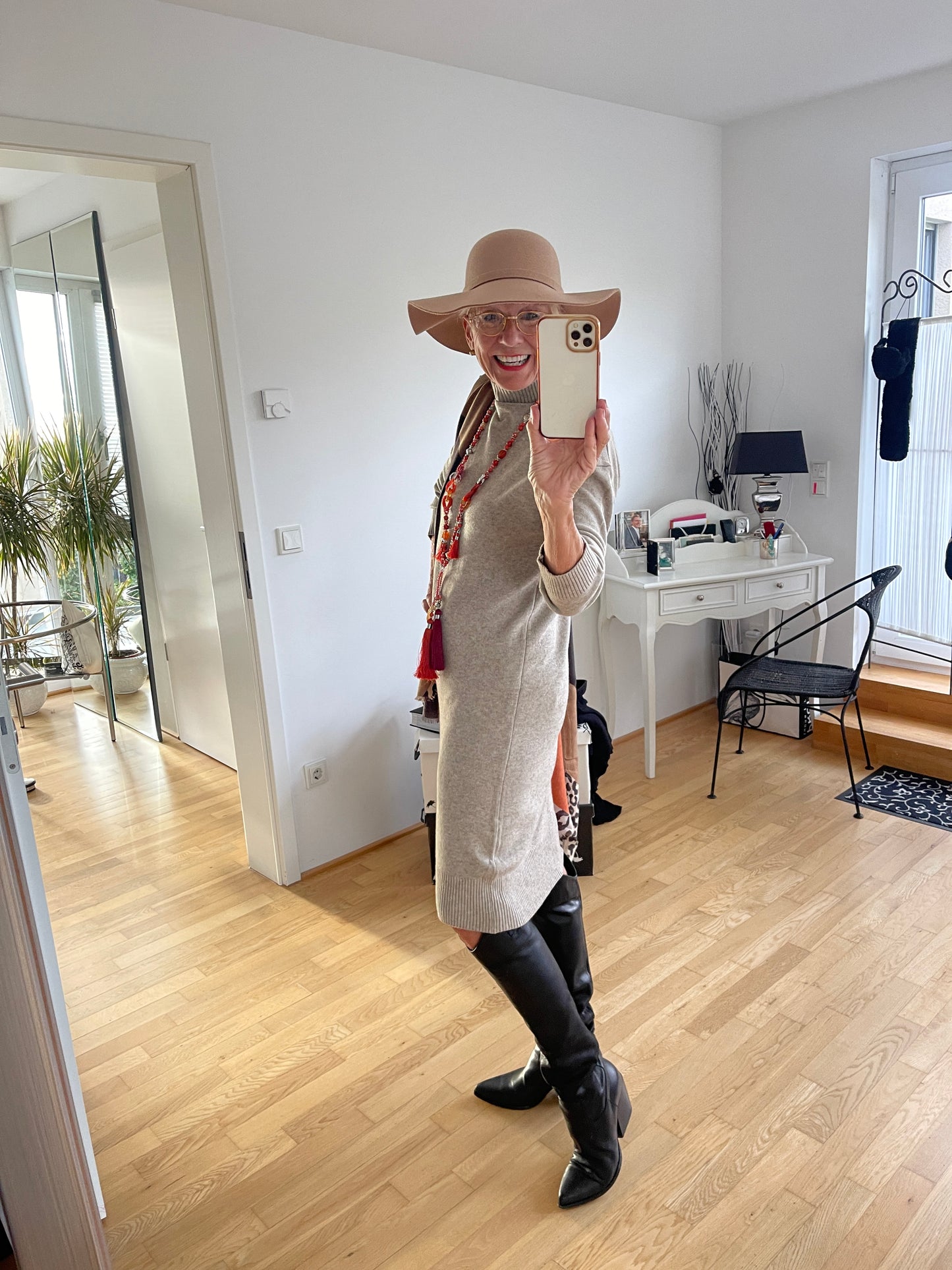 Kleid NASTI beige;  „IM BLACK-FRIDAY OUTLET“ nur noch €59,90 statt €99,90; klasse sitzendes, super edles und toll kombinierbares Strickkleid