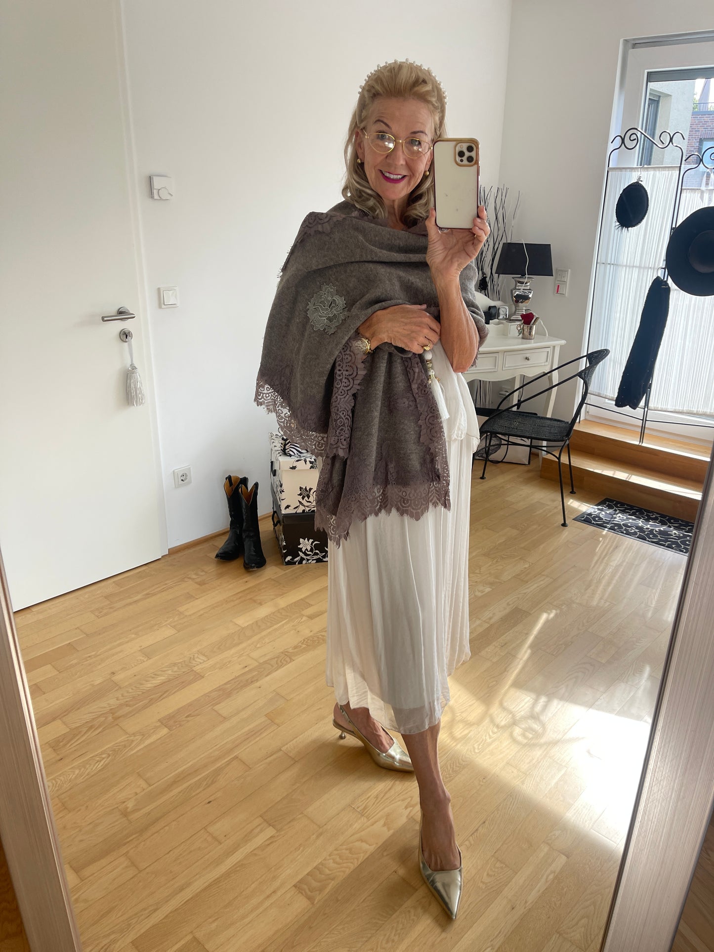 Schal NERO taupe €89,90; ein kuscheliges „Must-Have“ für die kommende Saison