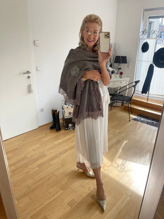 Schal NERO taupe €89,90; ein kuscheliges „Must-Have“ für die kommende Saison