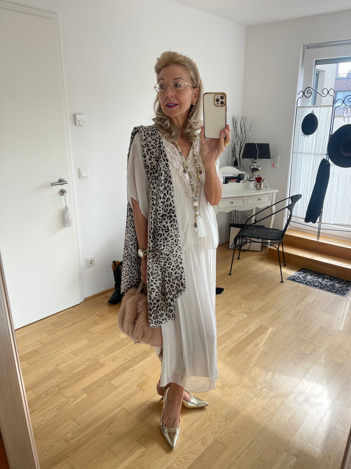 Kleid BEAUTIFUL beige €129,90; ein zauberhaftes Modell für festliche Tage und ideal auch für die Kundin mit Genussgröße