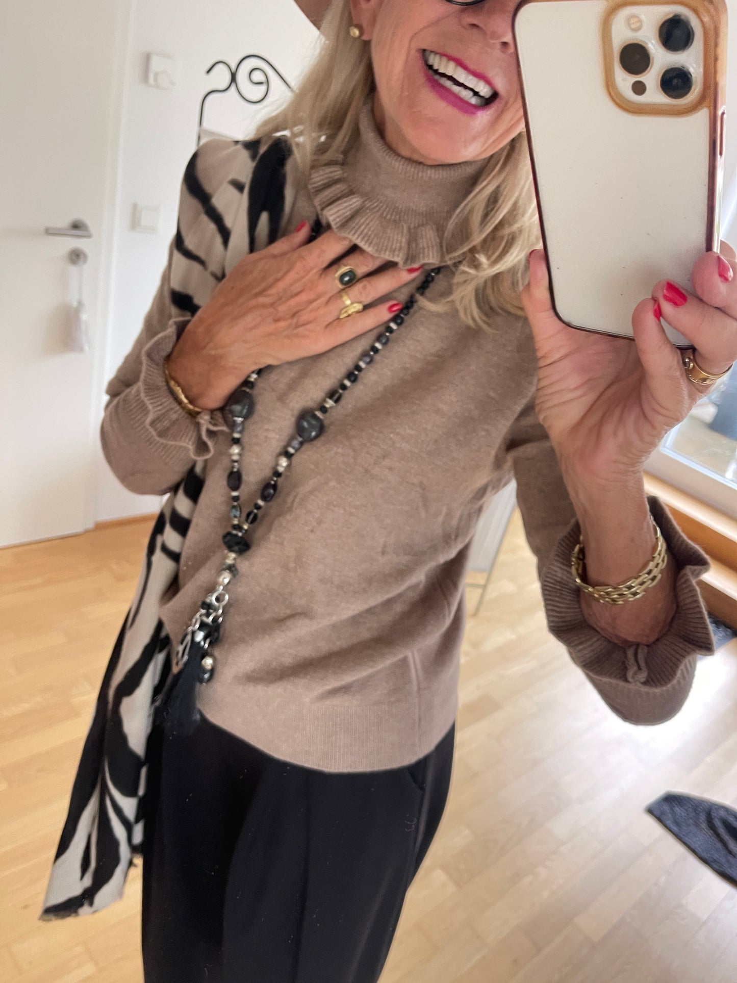 Pullover JELO taupe €69,90; Basic-Look trifft Raffinesse🍁